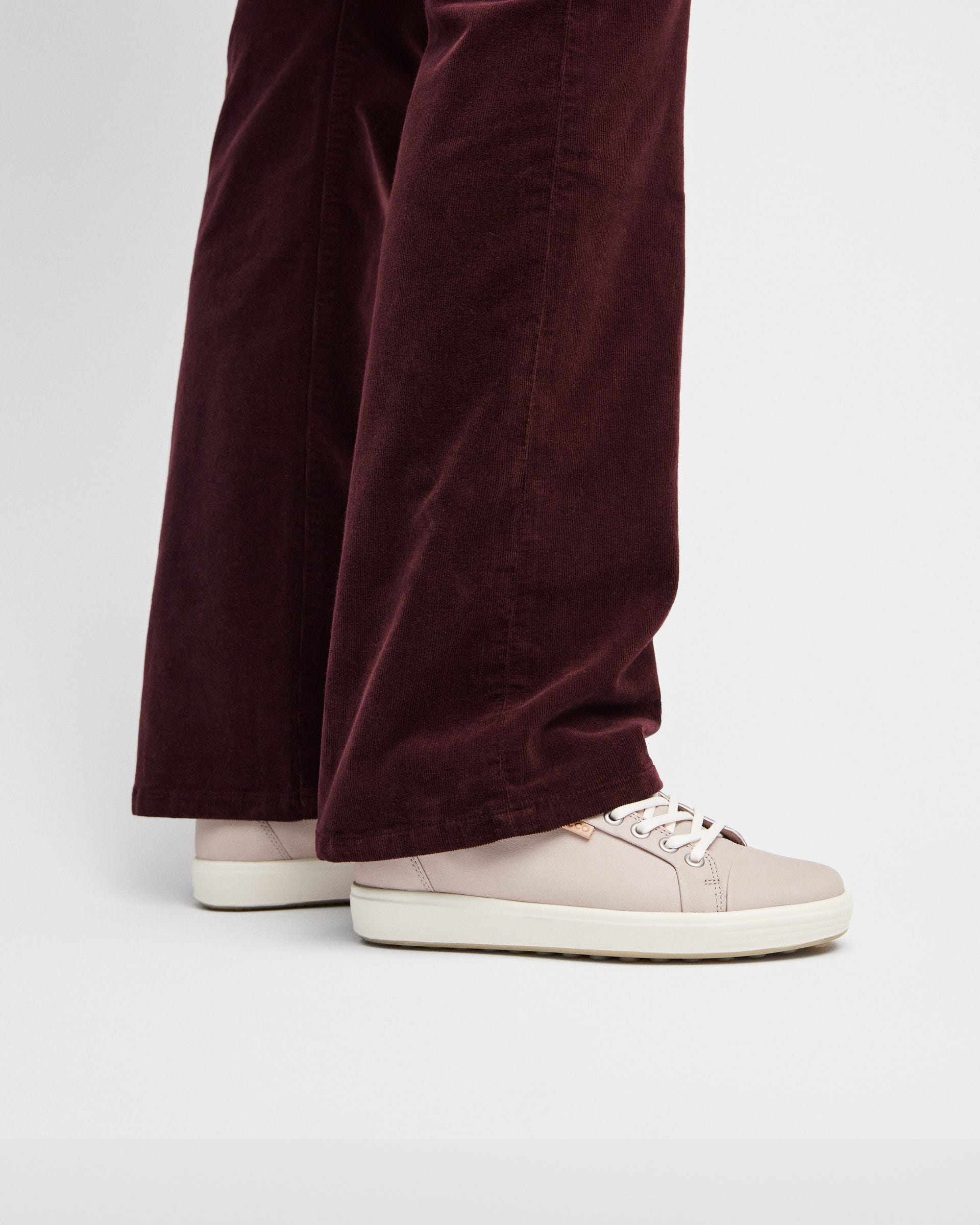 ECCO® Soft 7 baskets en nubuck pour femme - Gris - Lifestyle image-1