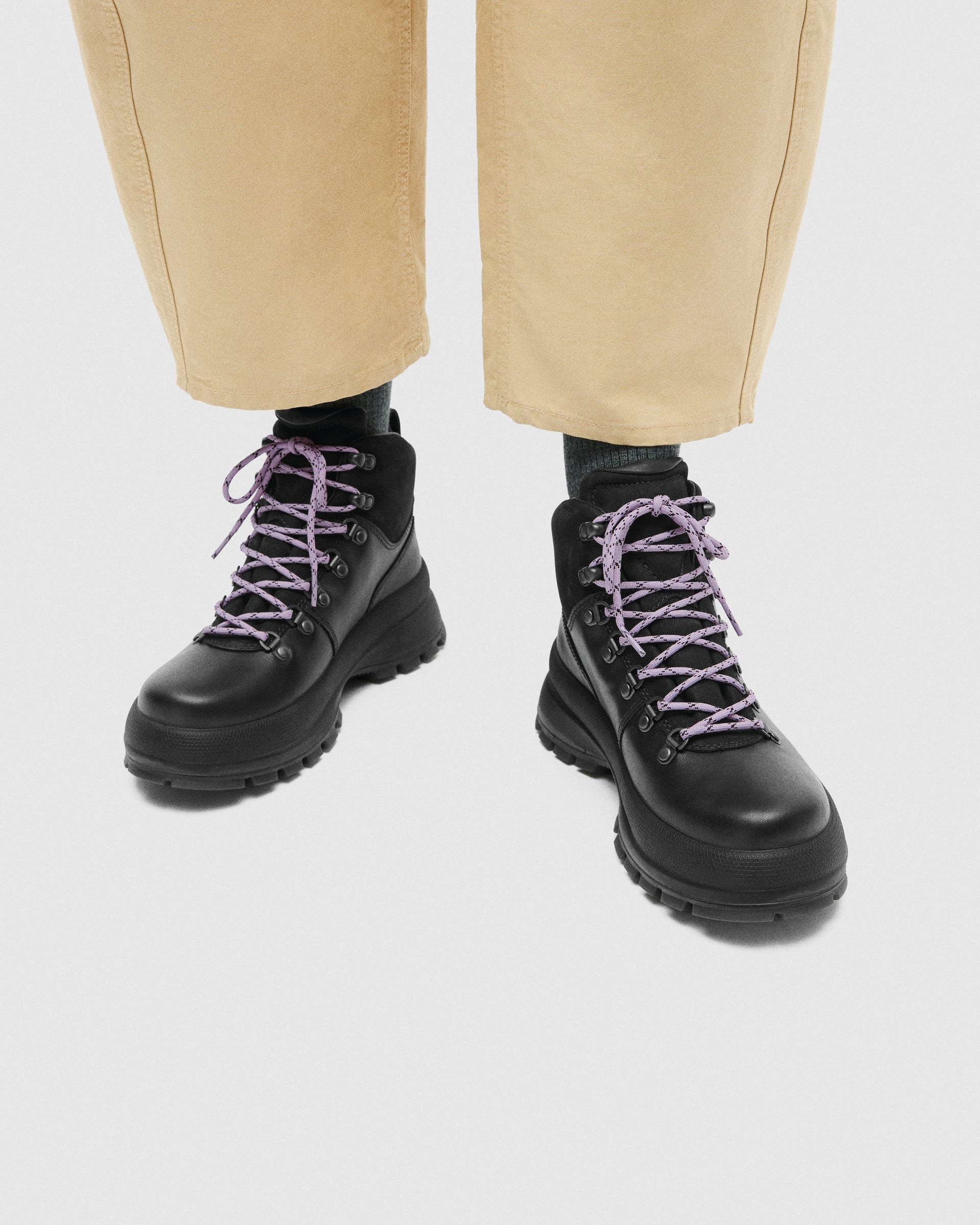 ECCO Track ウィメンズ レザーウォータープルーフレースアップブーツ - ブラック - Lifestyle image-1