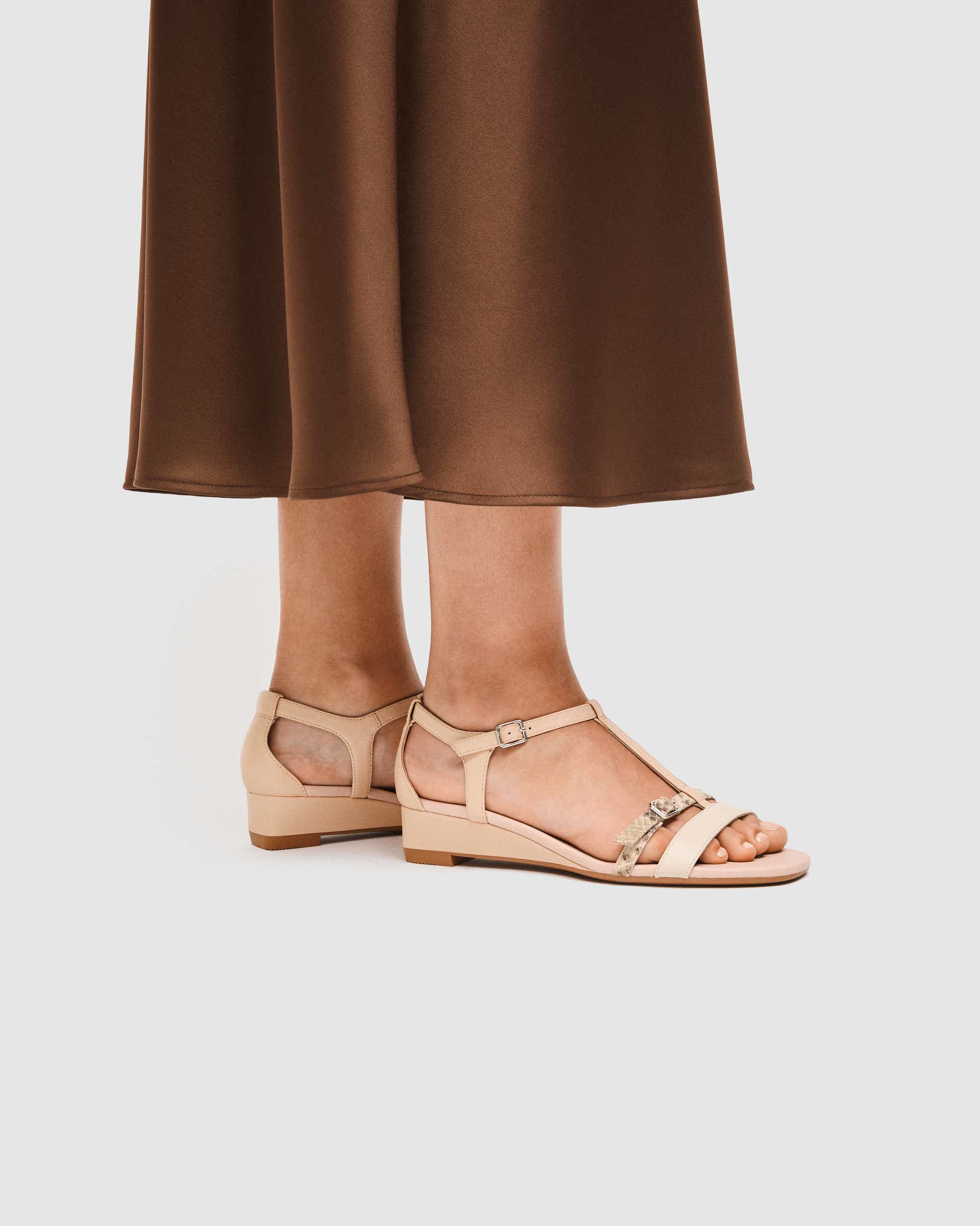 Damskie skórzane sandały na koturnie ECCO® ASTRID - Beżowy - Lifestyle image-1