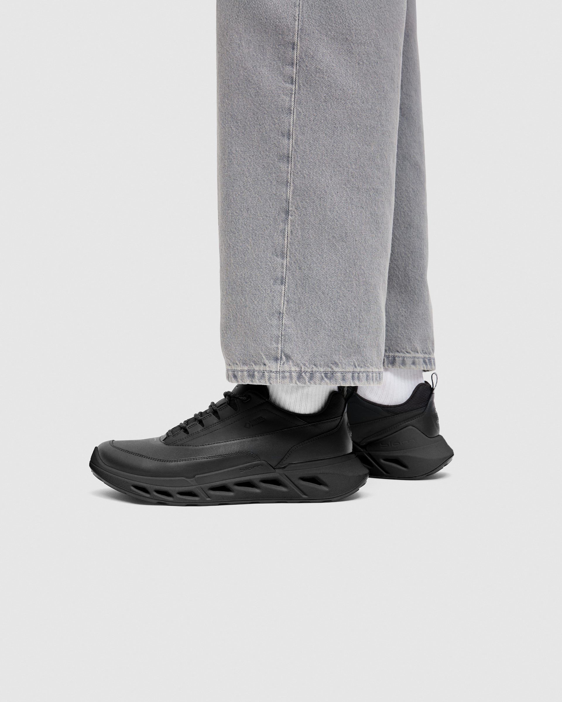 ECCO® BIOM 720 baskets en cuir Gore-Tex pour homme - Noir - Lifestyle image-1