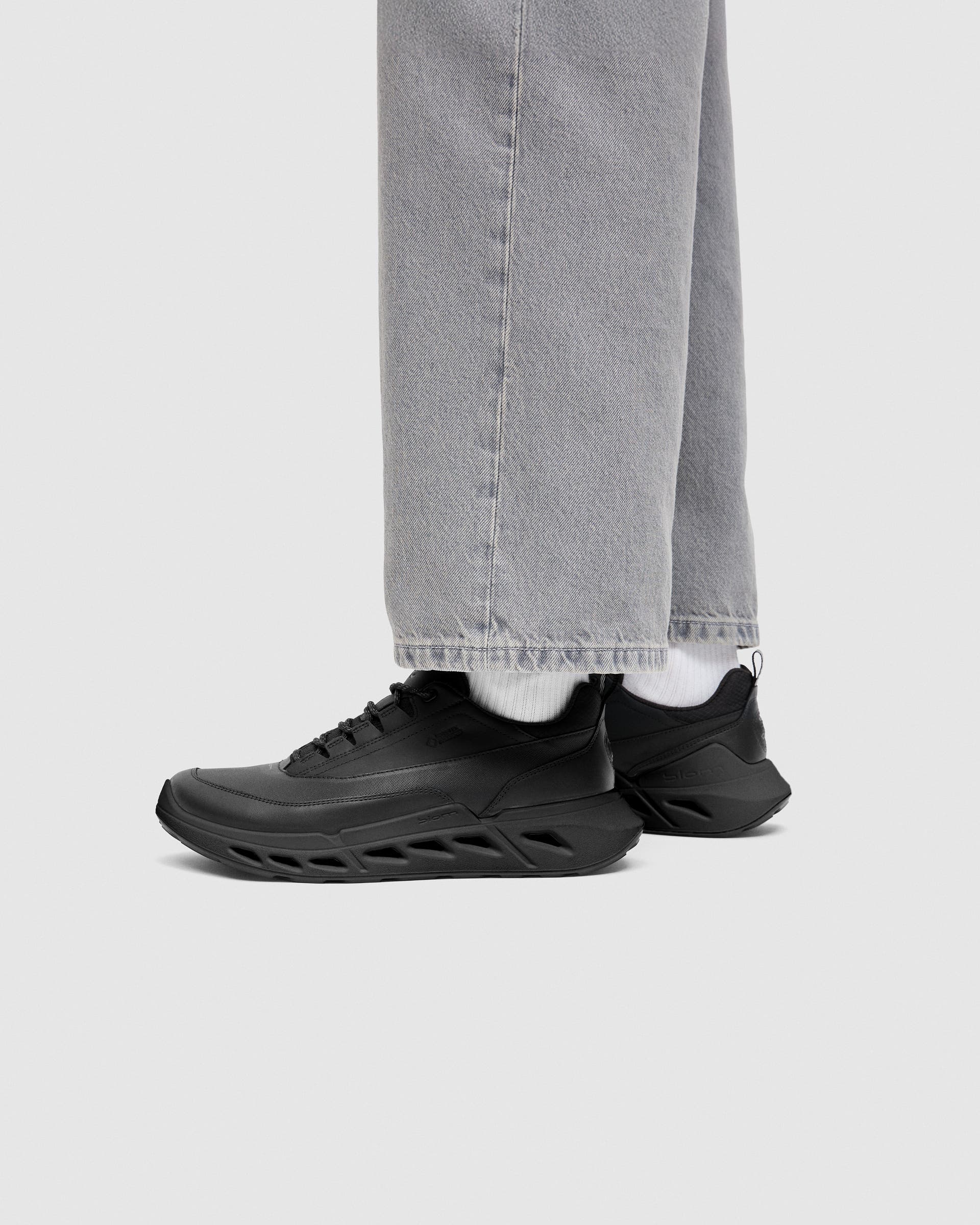 ECCO® BIOM 720 baskets en cuir Gore-Tex pour homme - Noir - Lifestyle image-1