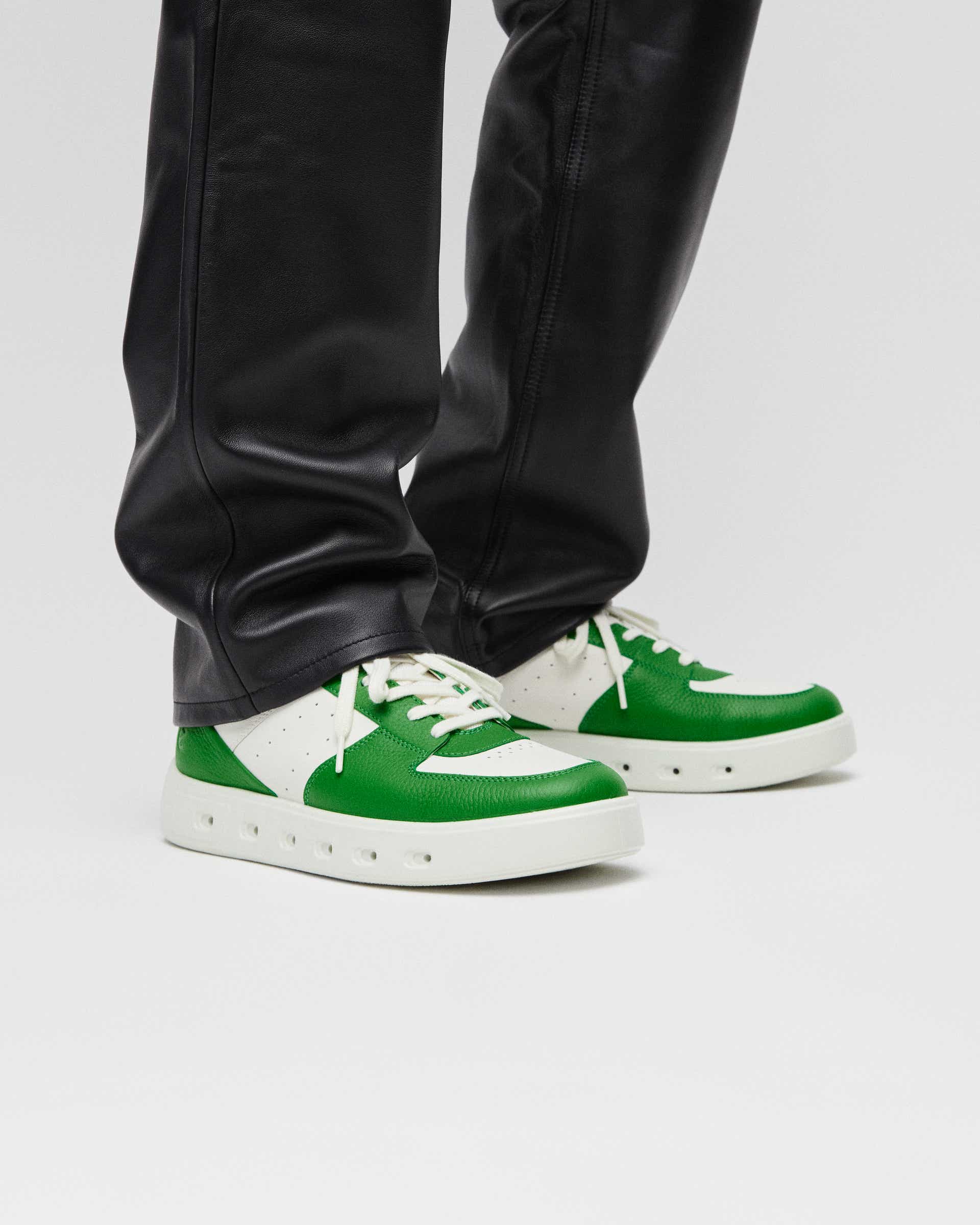 Pánské kožené Gore-Tex tenisky ECCO® Street 720 - Zelená - Lifestyle image-1