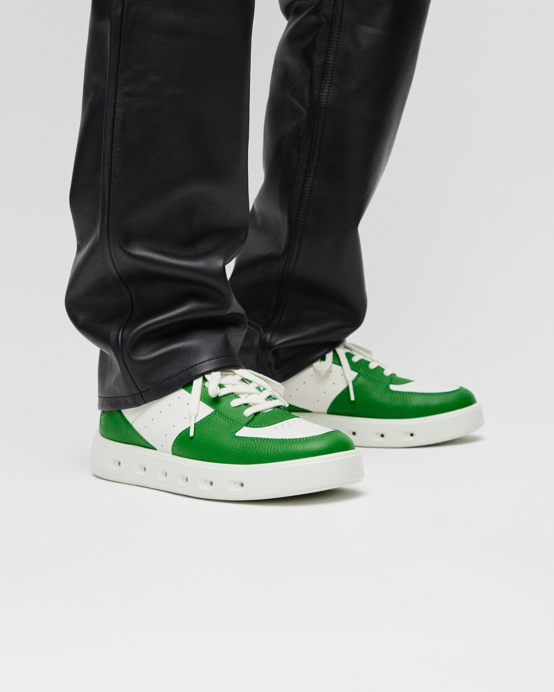 Pánské kožené Gore-Tex tenisky ECCO® Street 720 - Zelená - Lifestyle image-1