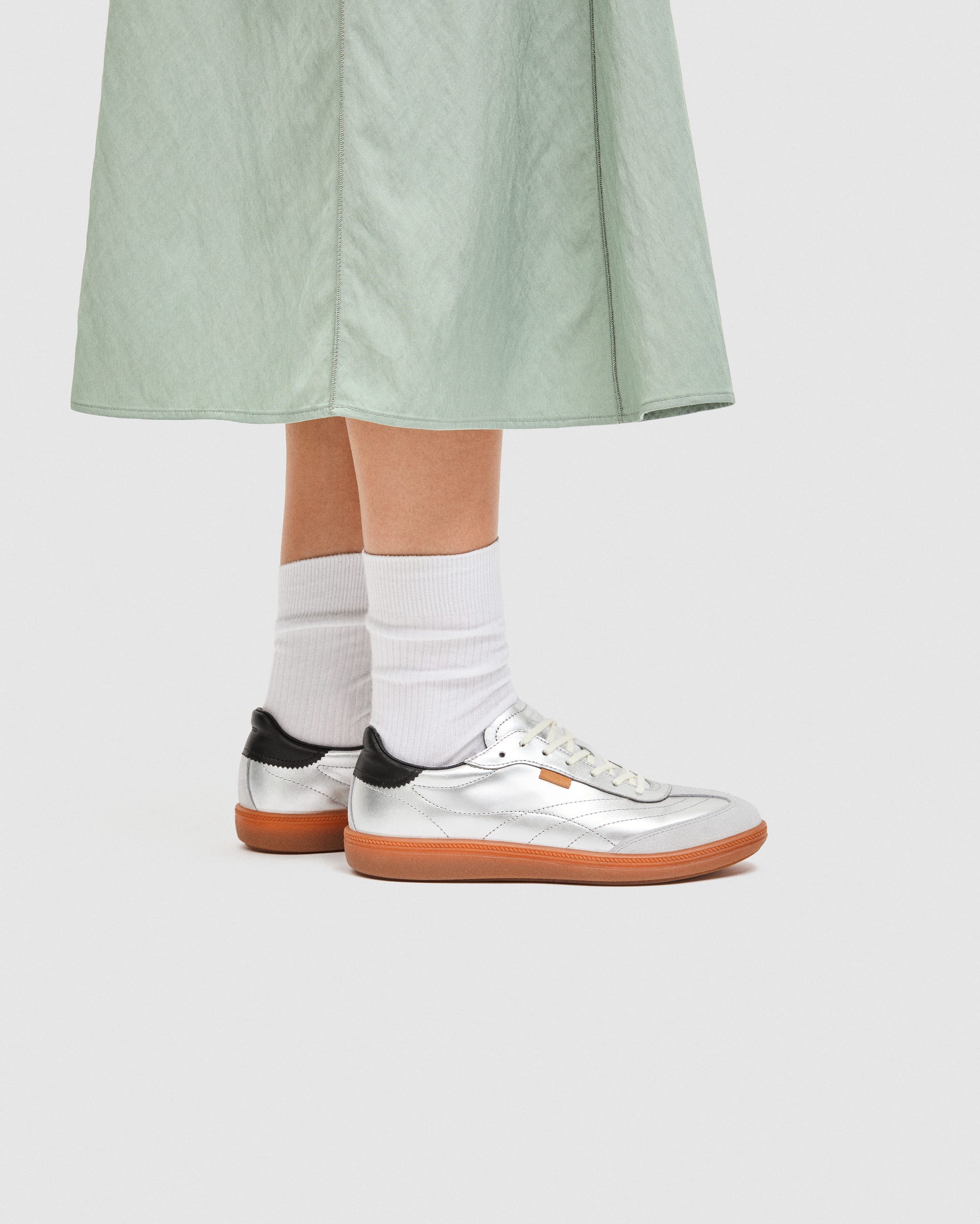 ECCO® SOFT 11 ženske kožne tenisice - Srebrna - Lifestyle image-1