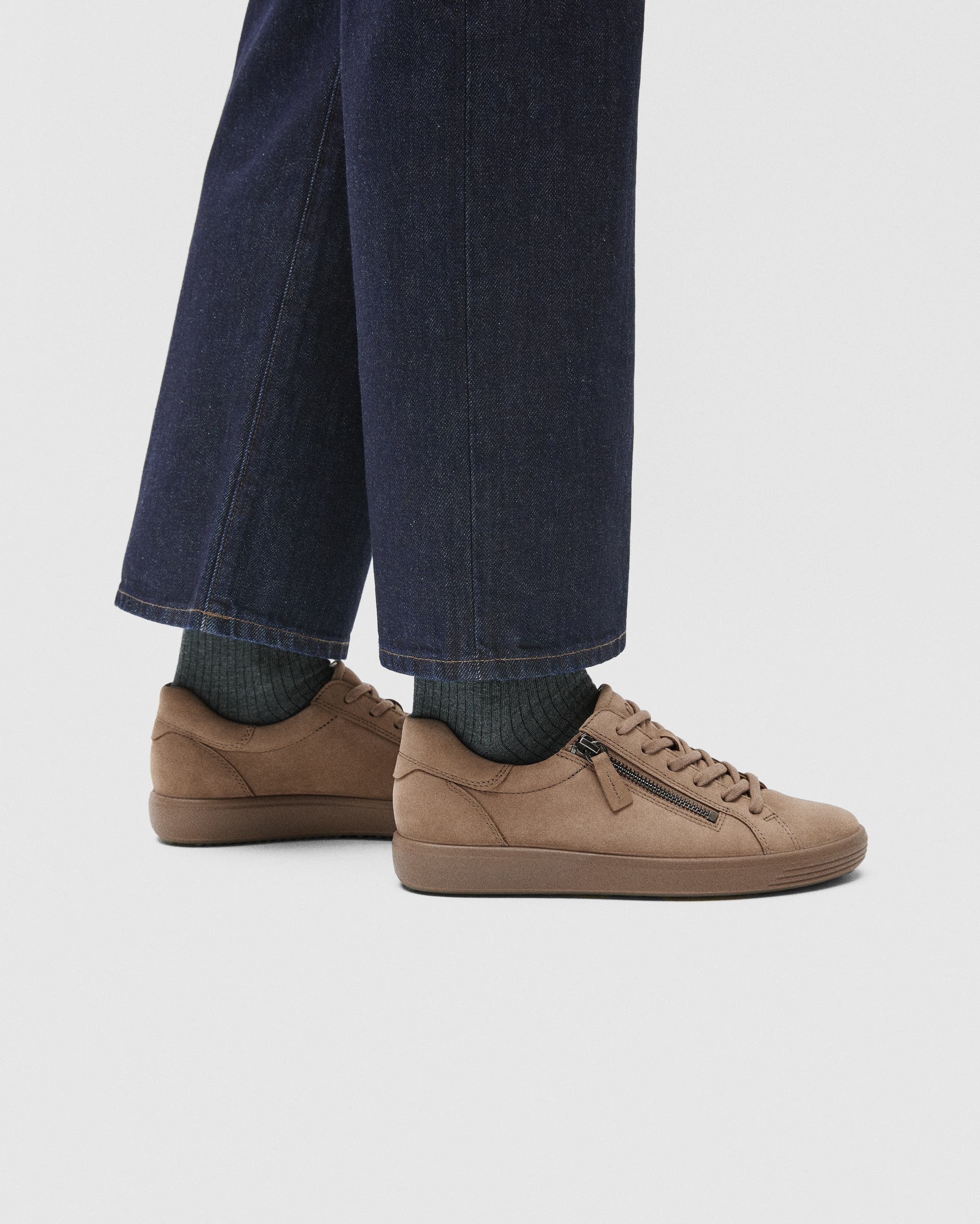 ECCO® SOFT 7 sneakers i nubuck til damer - Brun - Lifestyle image-1