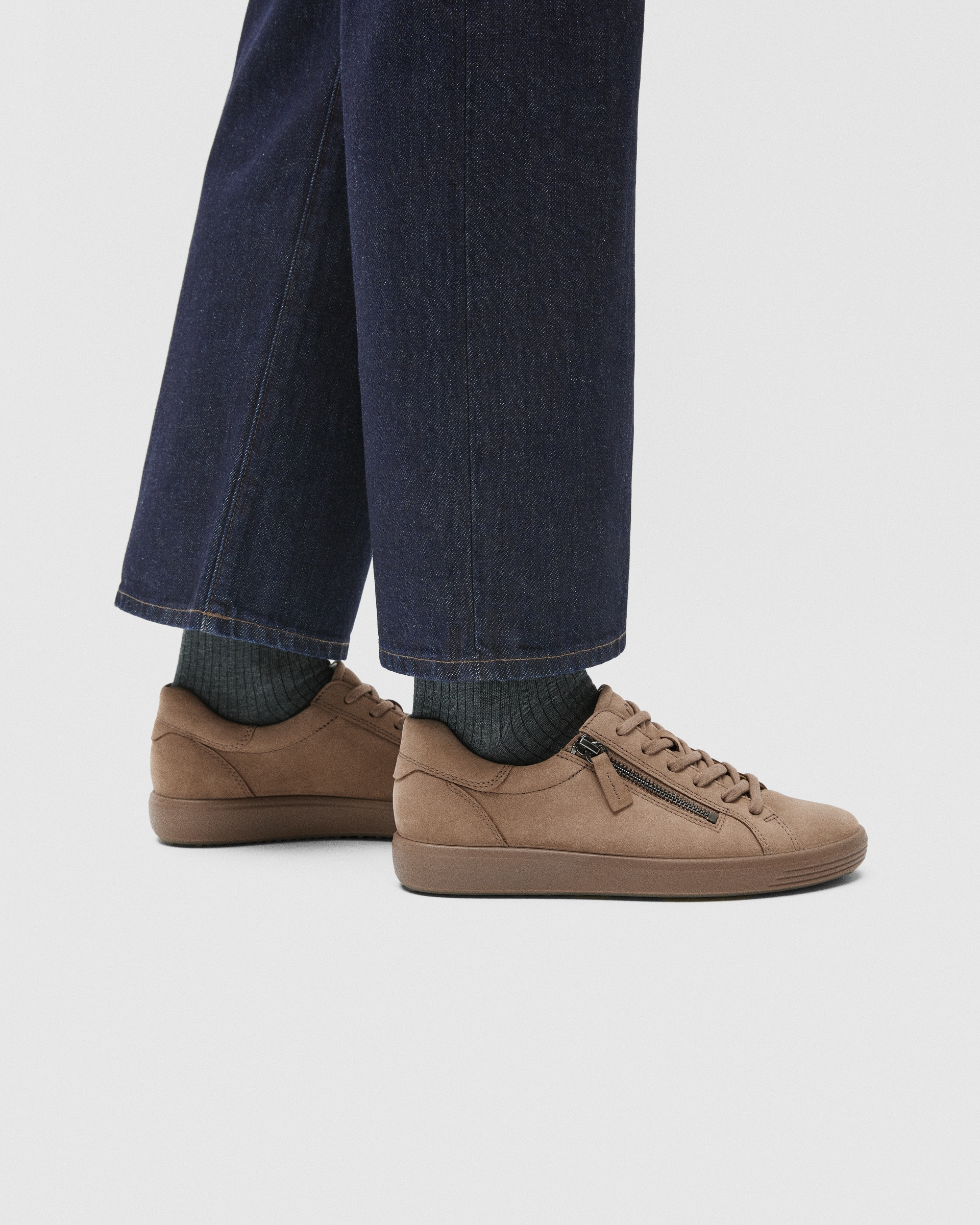 ECCO® SOFT 7 baskets en nubuck pour femme - Brun - Lifestyle image-1