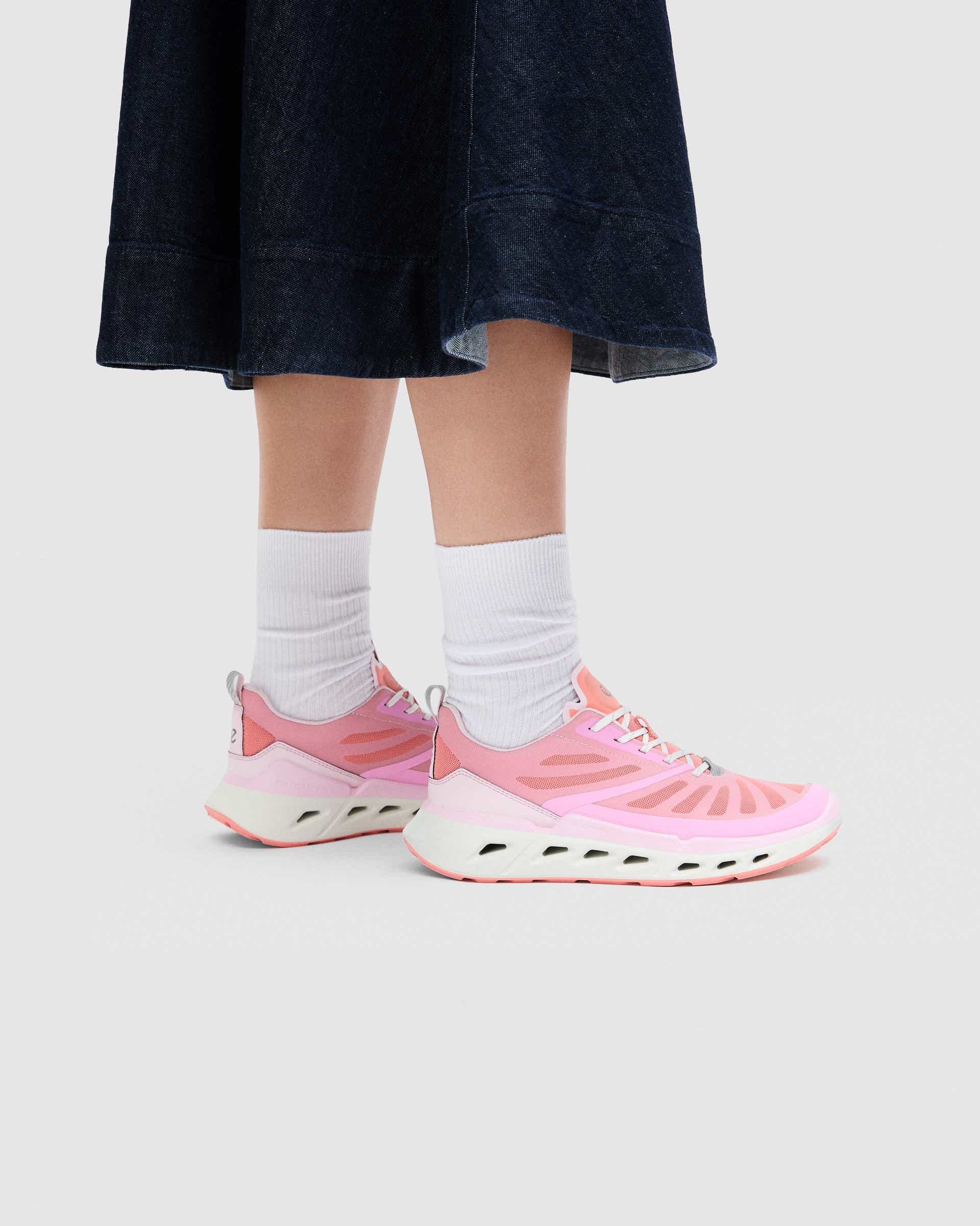 ECCO BIOM 720 W TEX - Pink - Lifestyle image-1