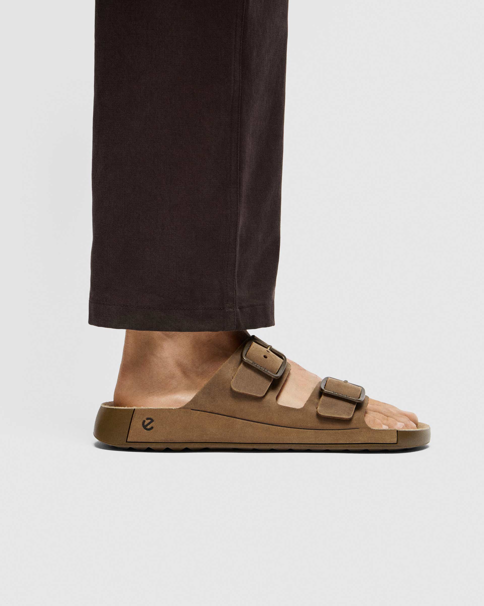 ECCO® Cozmo Herren Nubuksandale mit zwei Riemen - Braun - Lifestyle image-1