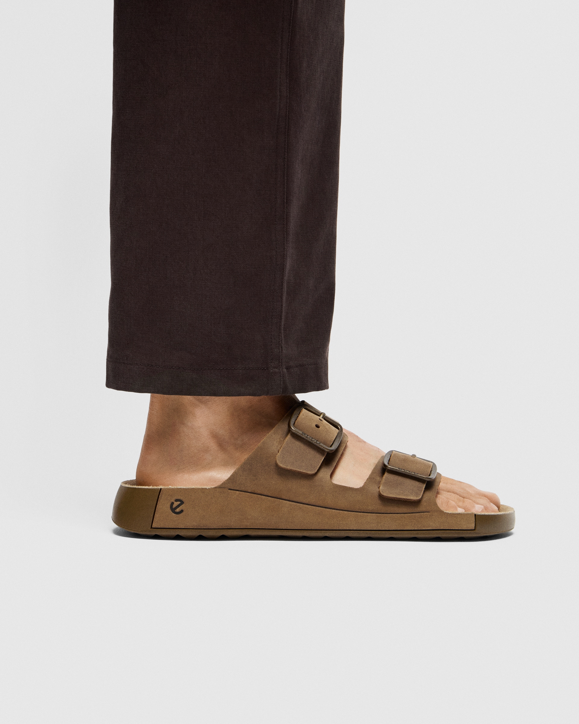 ECCO® Cozmo muške sandale od nabuka s dvjema trakama - Smeđa - Lifestyle image-1