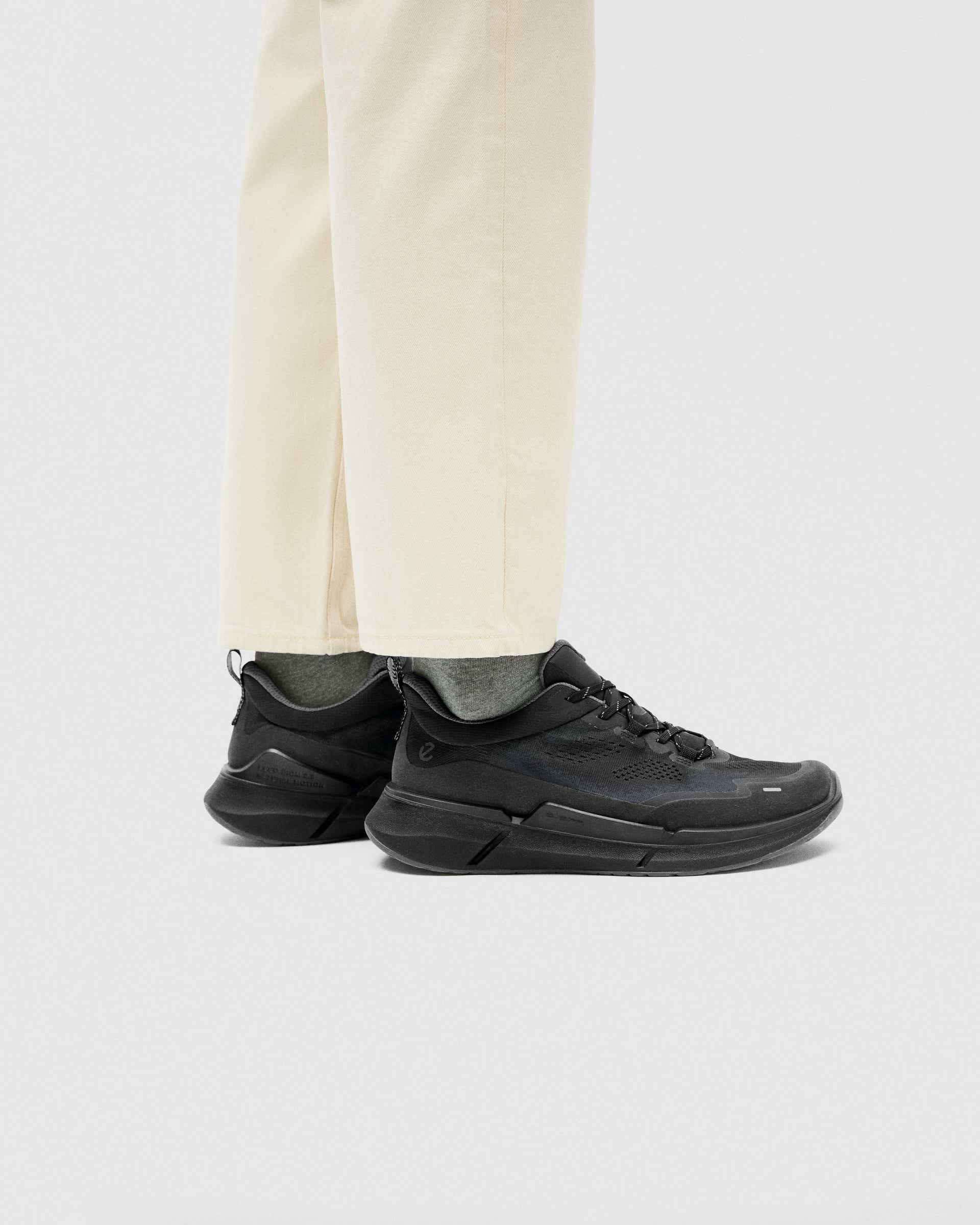 ECCO BIOM 2.2 MEN メンズ レザースニーカー - ブラック - Lifestyle image-1