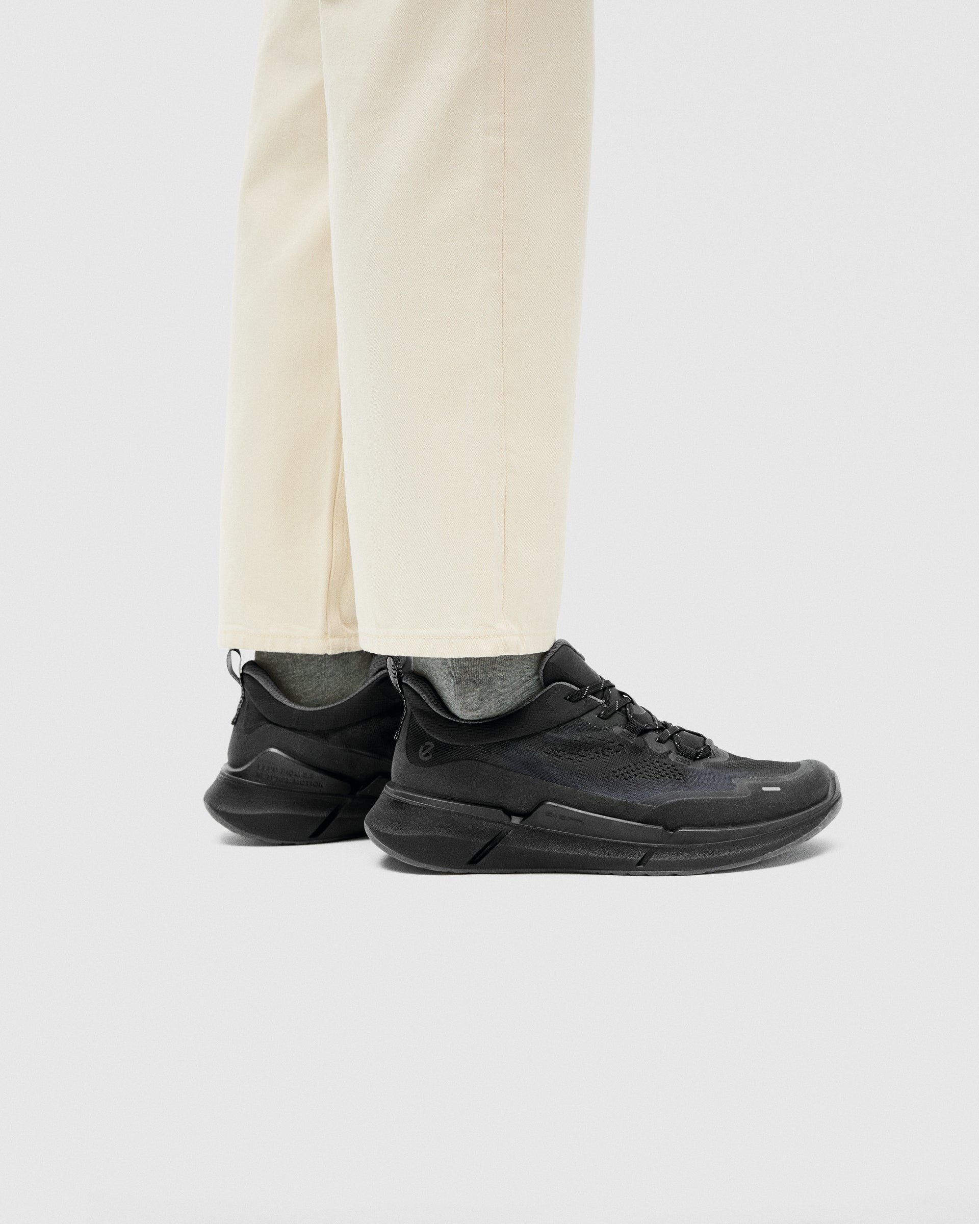 ECCO® BIOM 2.2 heren sneaker van textiel - Zwart - Lifestyle image-1
