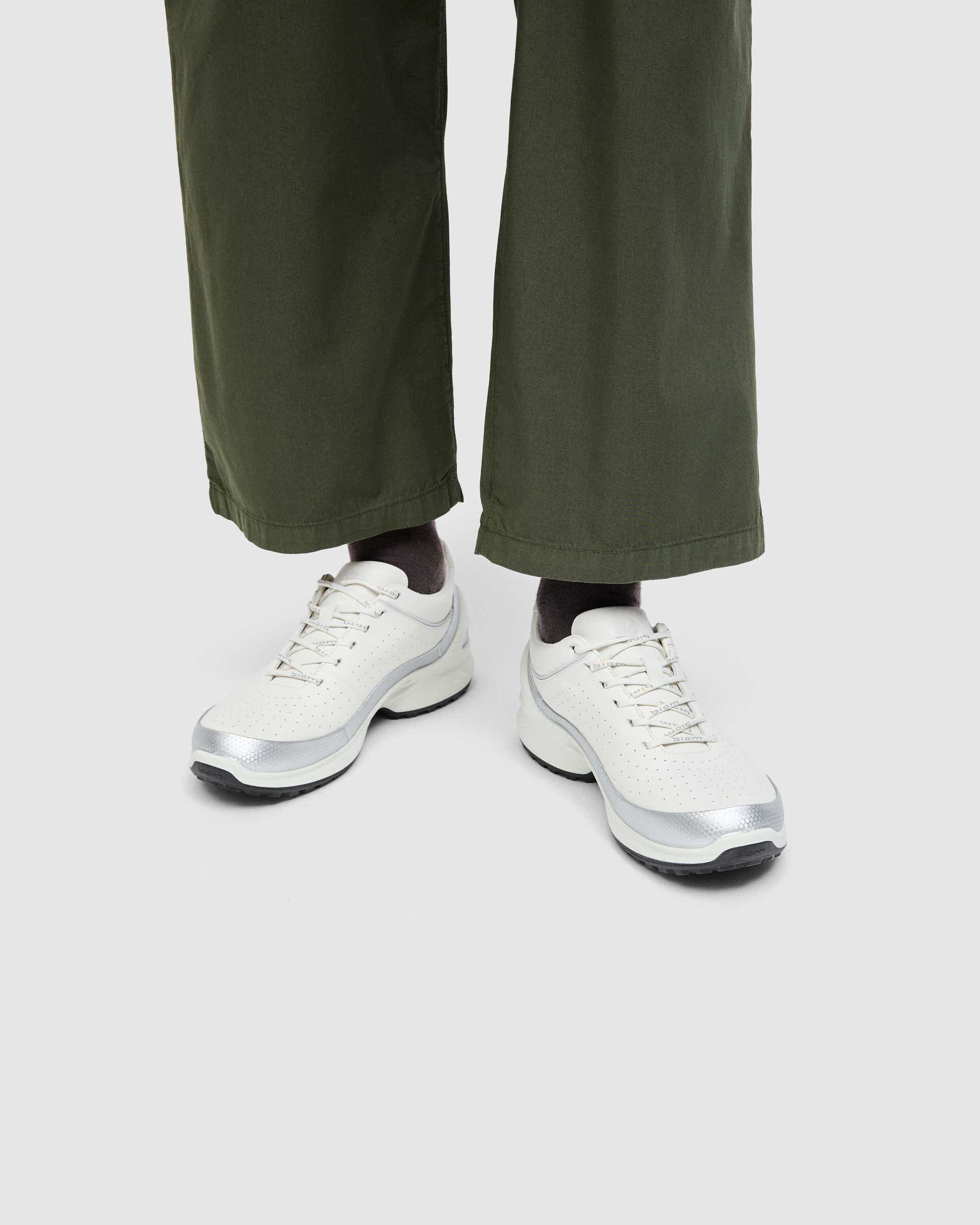 Espadrilles imperméables en cuir ECCO® BIOM ENERGI pour hommes - Blanc - Lifestyle image-1