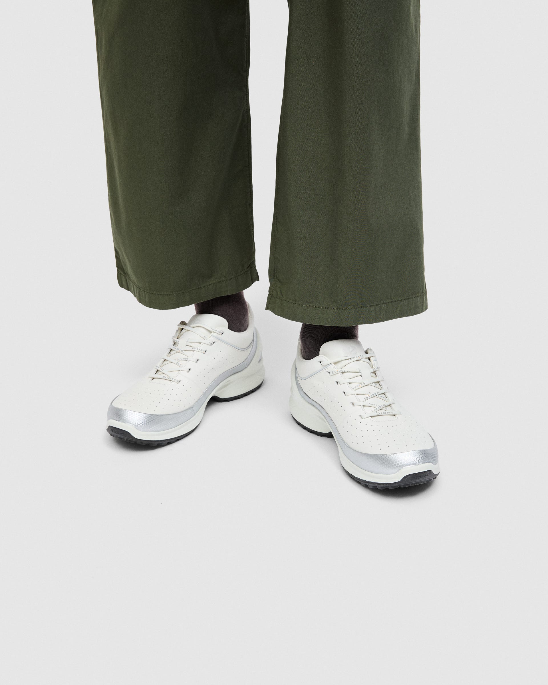 Espadrilles imperméables en cuir ECCO® BIOM ENERGI pour hommes - Blanc - Lifestyle image-1