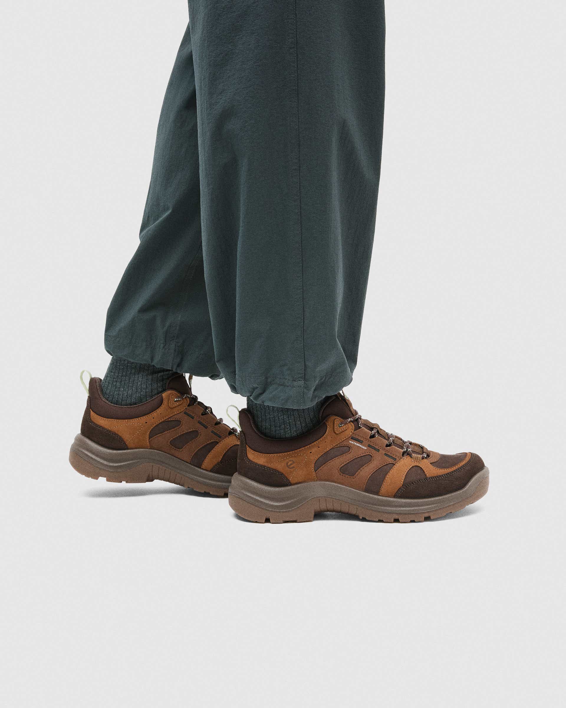 Damskie wodoodporne nubukowe buty trekkingowe ECCO® OFFROAD - Brązowy - Lifestyle image-1