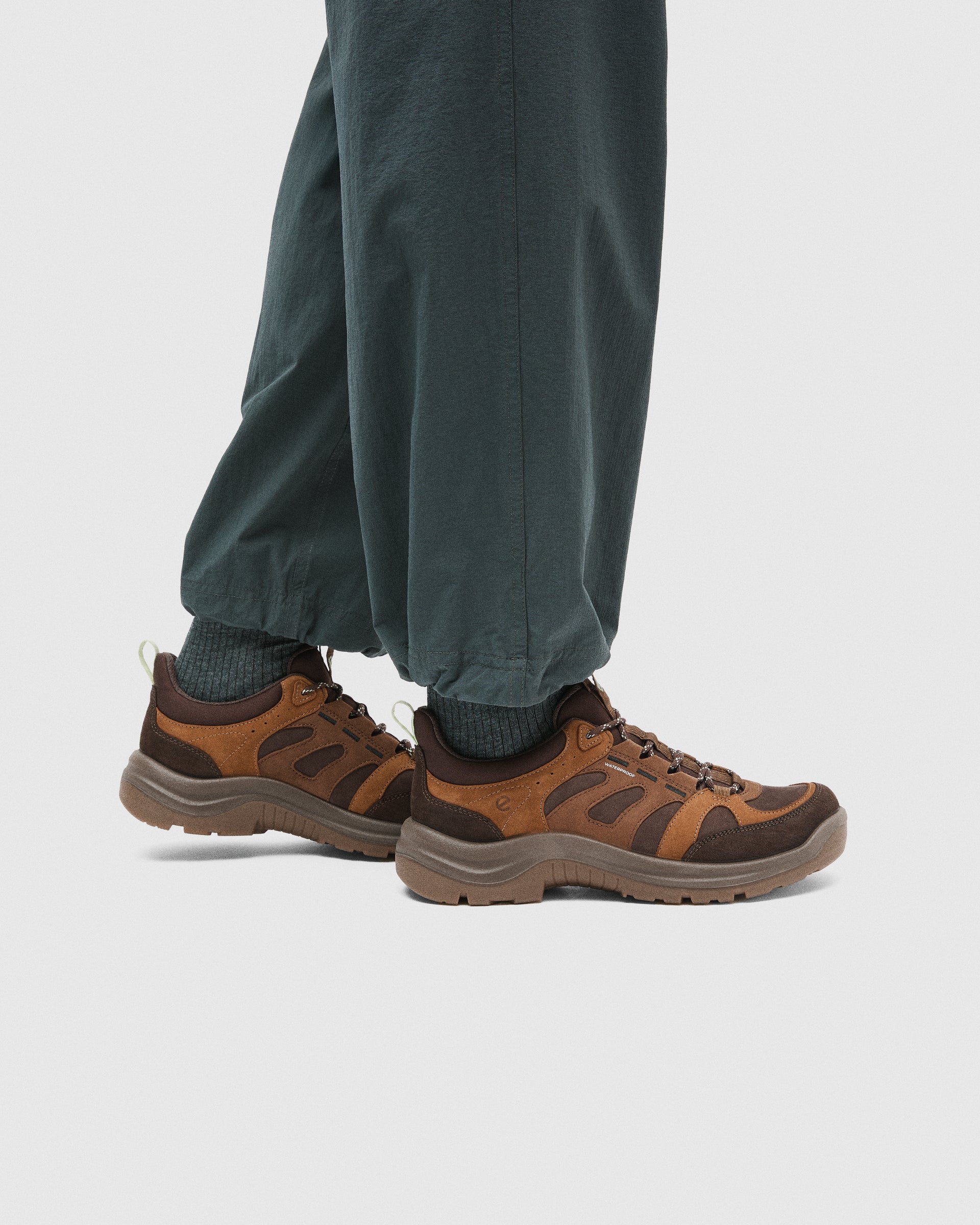 ECCO® OFFROAD chaussures de plein air imperméable en nubuck pour femme - Marron - Lifestyle image-1