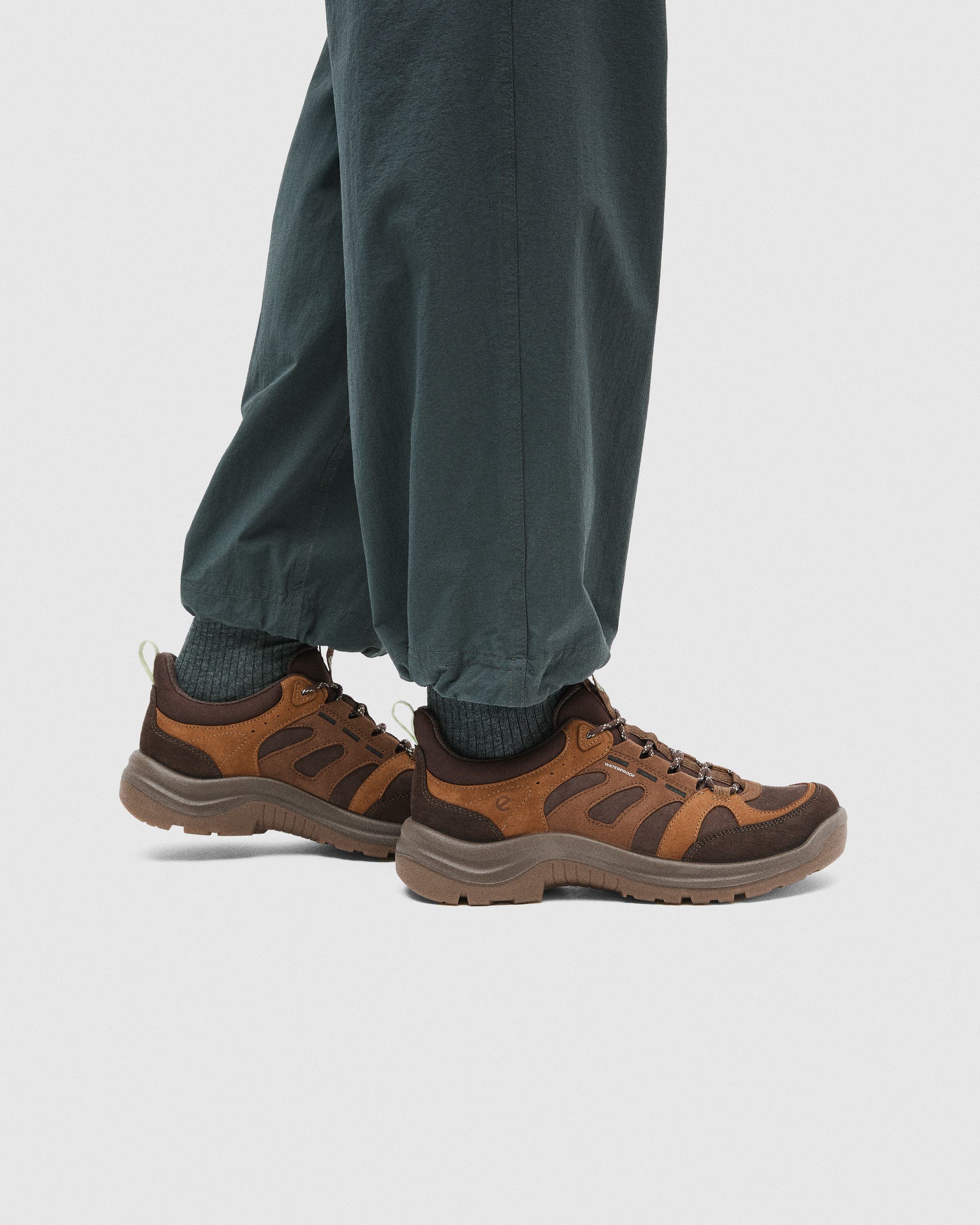 Damskie wodoodporne nubukowe buty trekkingowe ECCO® OFFROAD - Brązowy - Lifestyle image-1