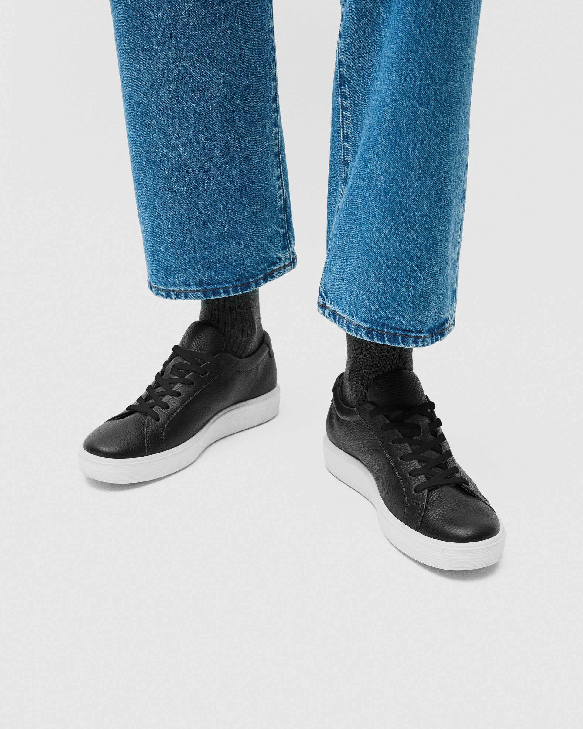 ECCO SOFT 60 WOMENS SNEAKER  ウィメンズ レザースニーカー - ブラック - Lifestyle image-1