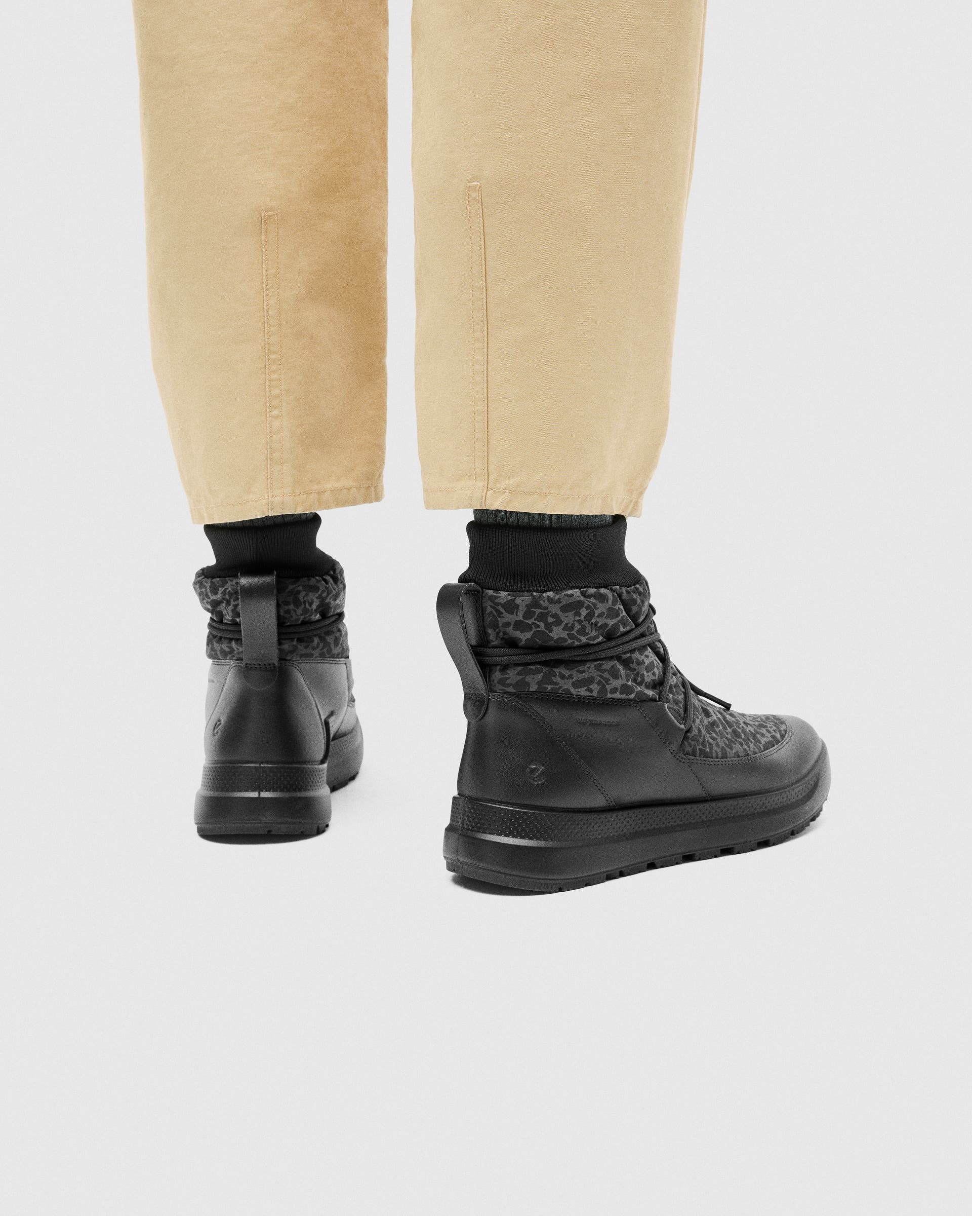 Damskie tekstylne wysokie buty ECCO® SOLICE - Czarny - Lifestyle image-1