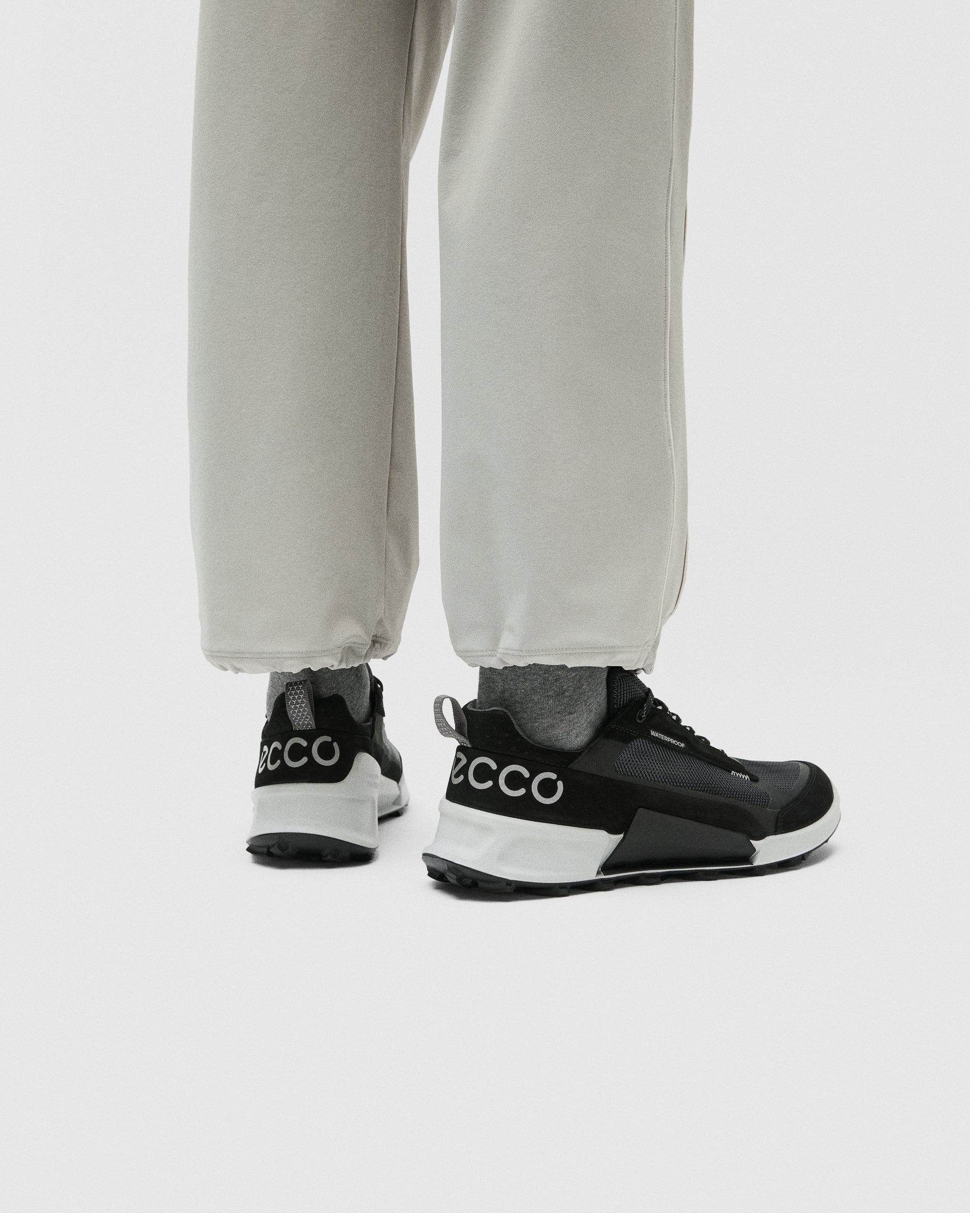 ECCO® Biom 2.1 X Mountain nubuknahast veekindlad matkajalatsid meestele - Must - Lifestyle image-1