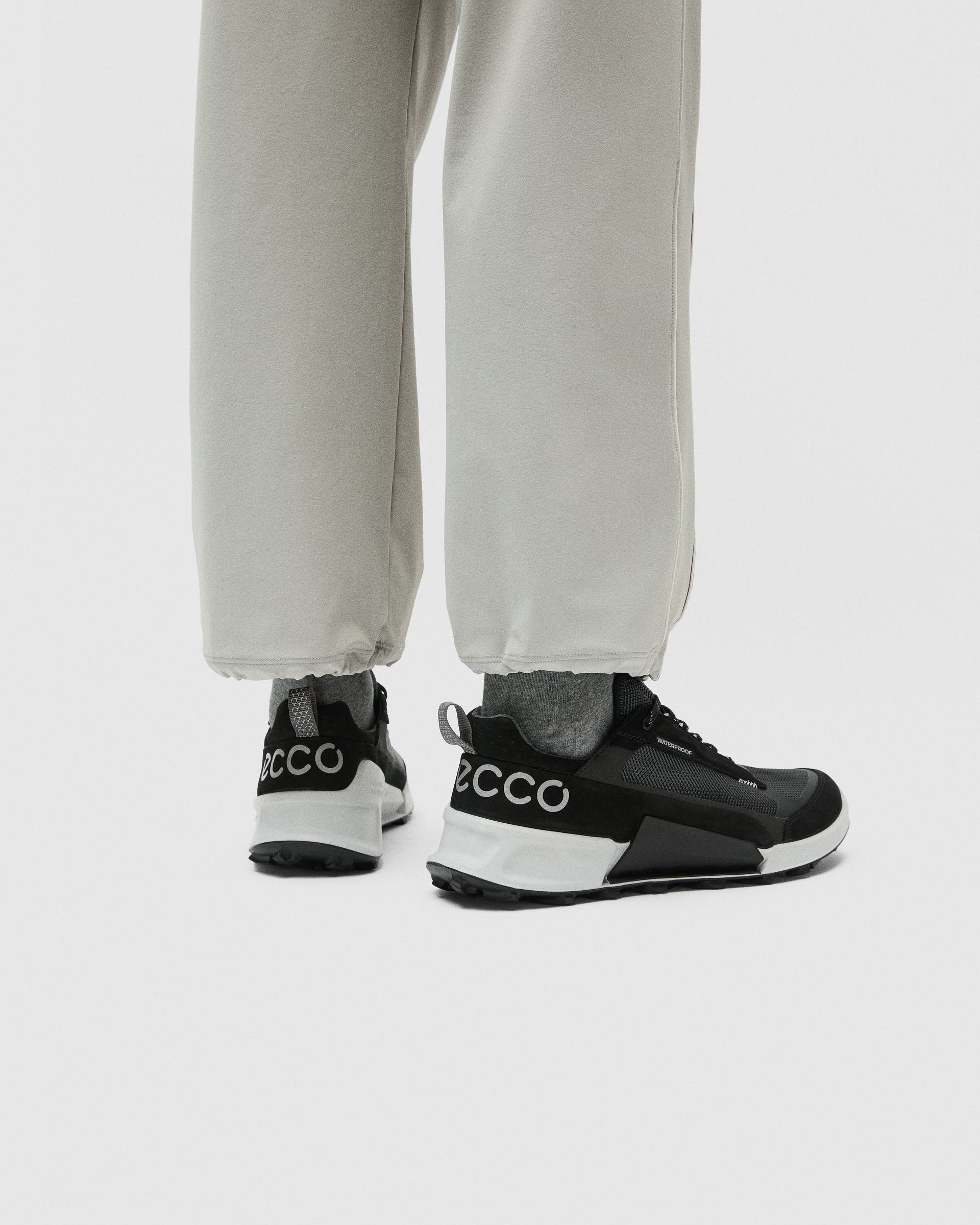 ECCO® Biom 2.1 X Mountain hikingsko i vandtæt nubuck til herrer - Sort - Lifestyle image-1