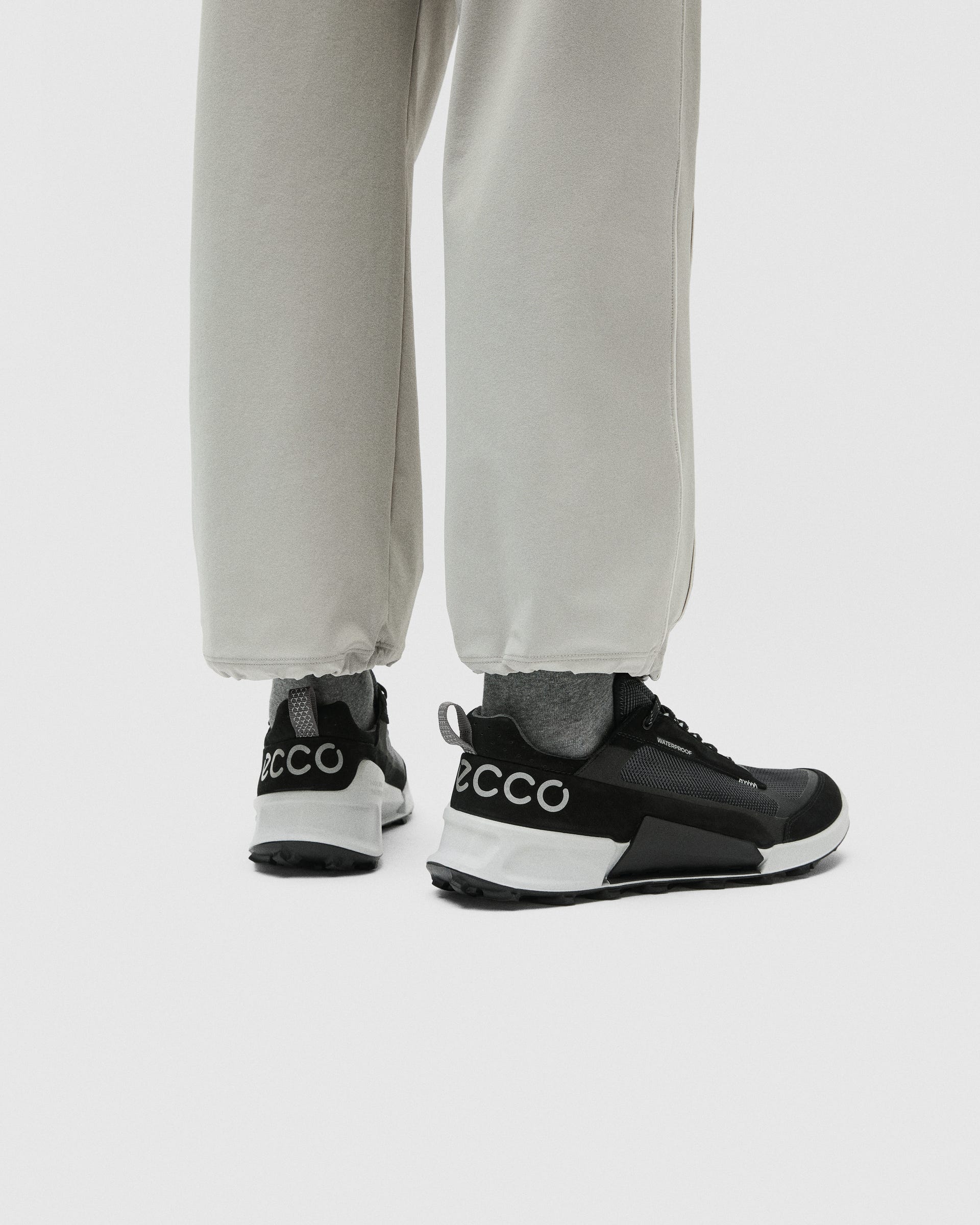 ECCO® Biom 2.1 X Mountain hikingsko i vandtæt nubuck til herrer - Sort - Lifestyle image-1