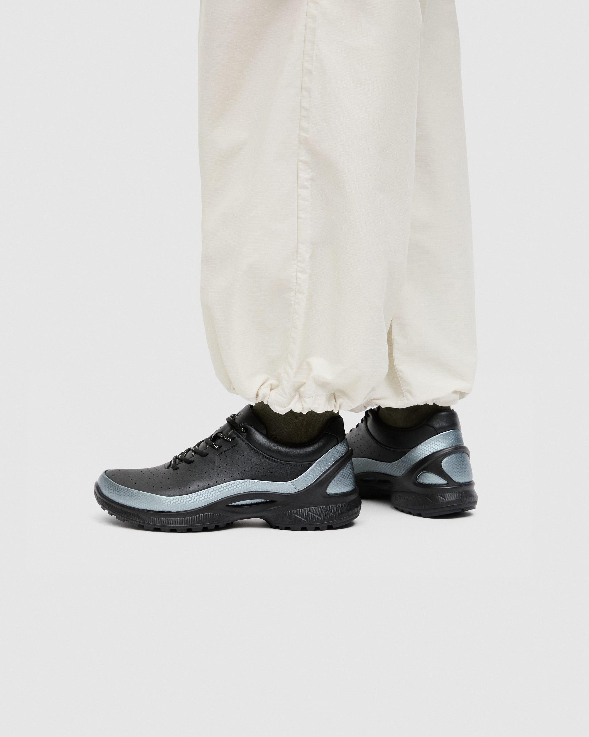 ECCO® BIOM ENERGI Herren Wasserdichte Lederschuh - Schwarz - Lifestyle image-1