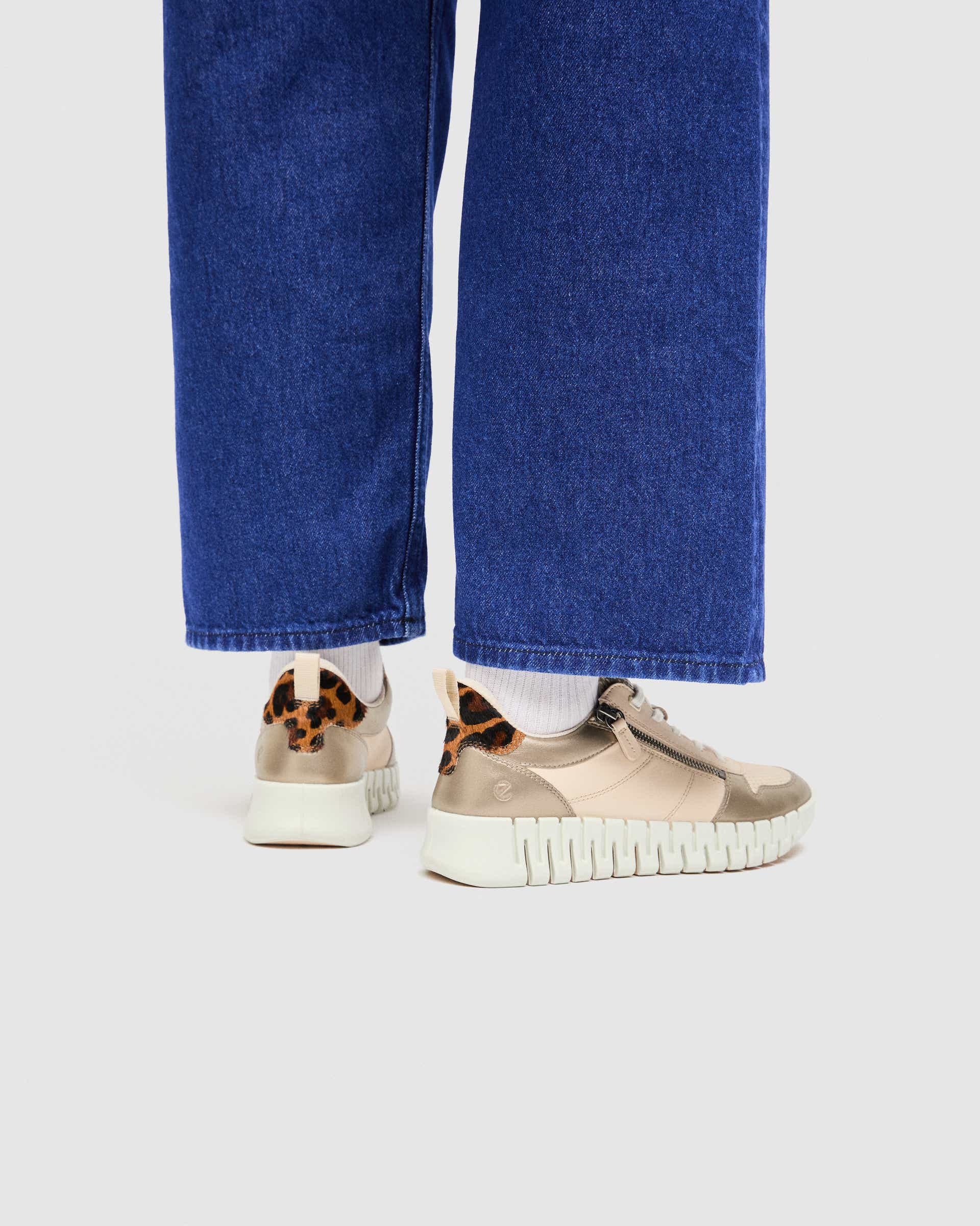 ECCO® GRUUV Damen Ledersneaker - Beige - Lifestyle image-1