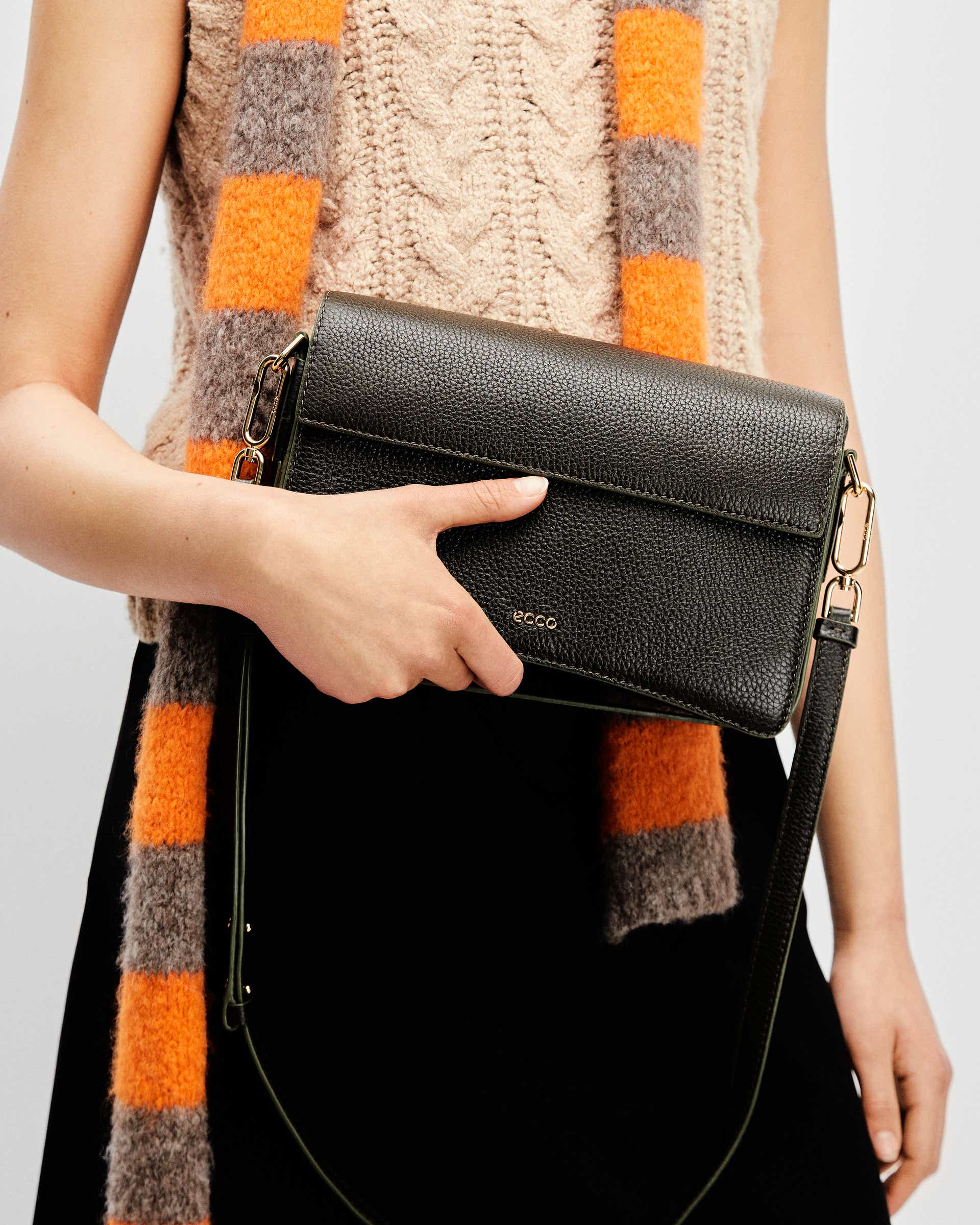 ECCO Pinch Large Pebbled レザークロスボディバッグ - グリーン - Lifestyle image-1