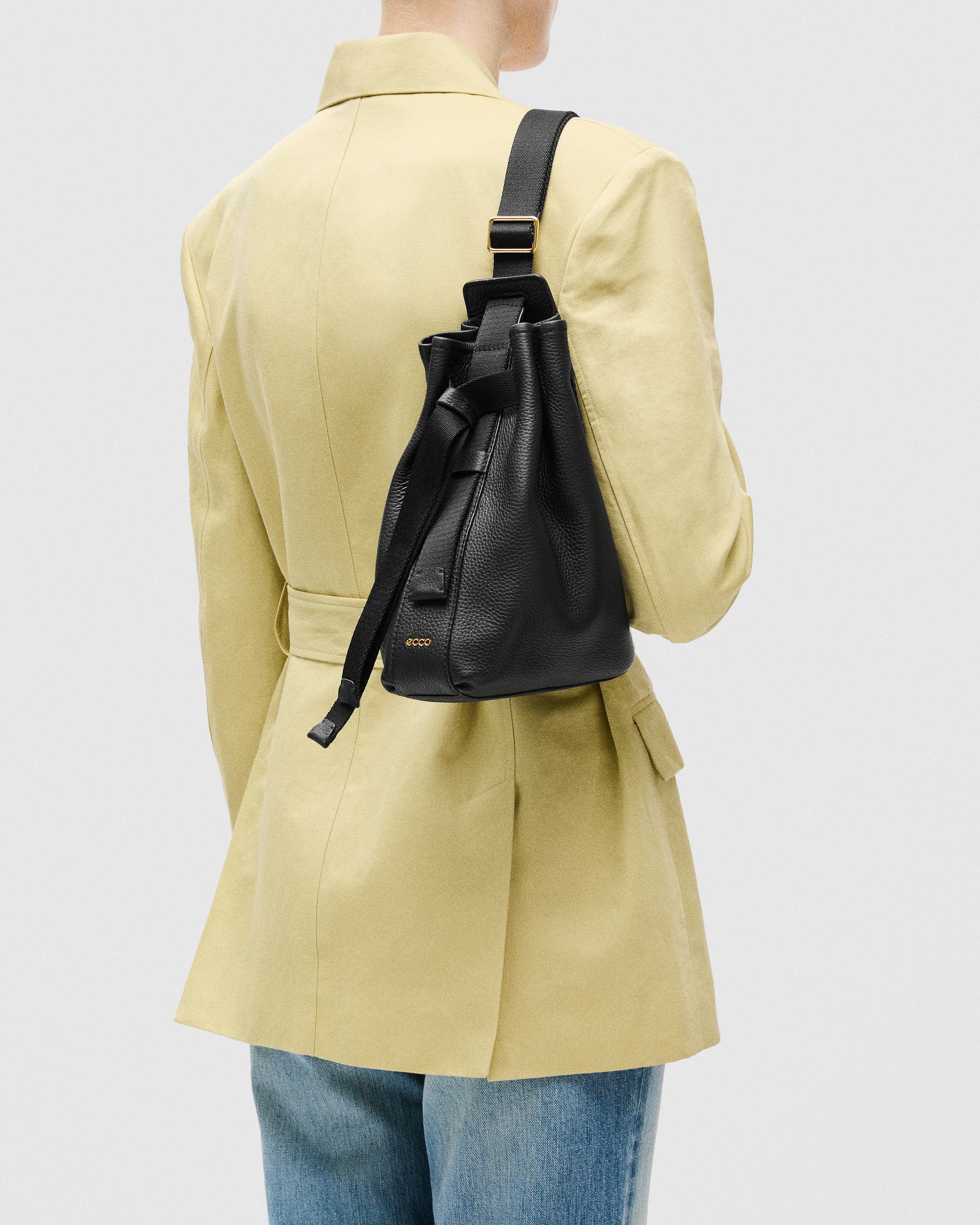 ECCO® Sail Hobo-väska i skinn - Svart - Lifestyle image-1