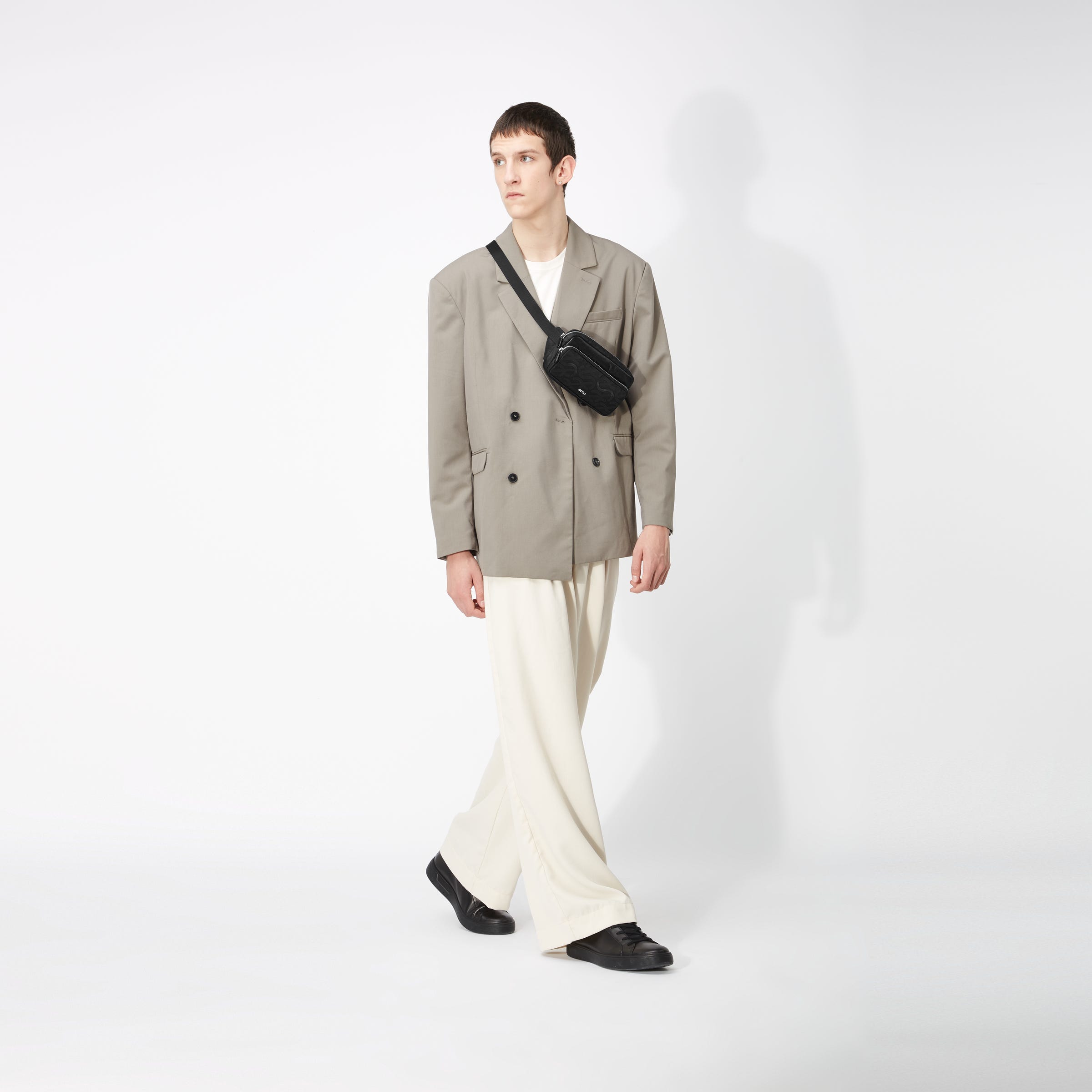 ECCO® Waist Leather Waist Bag - Black - Modelshot-1