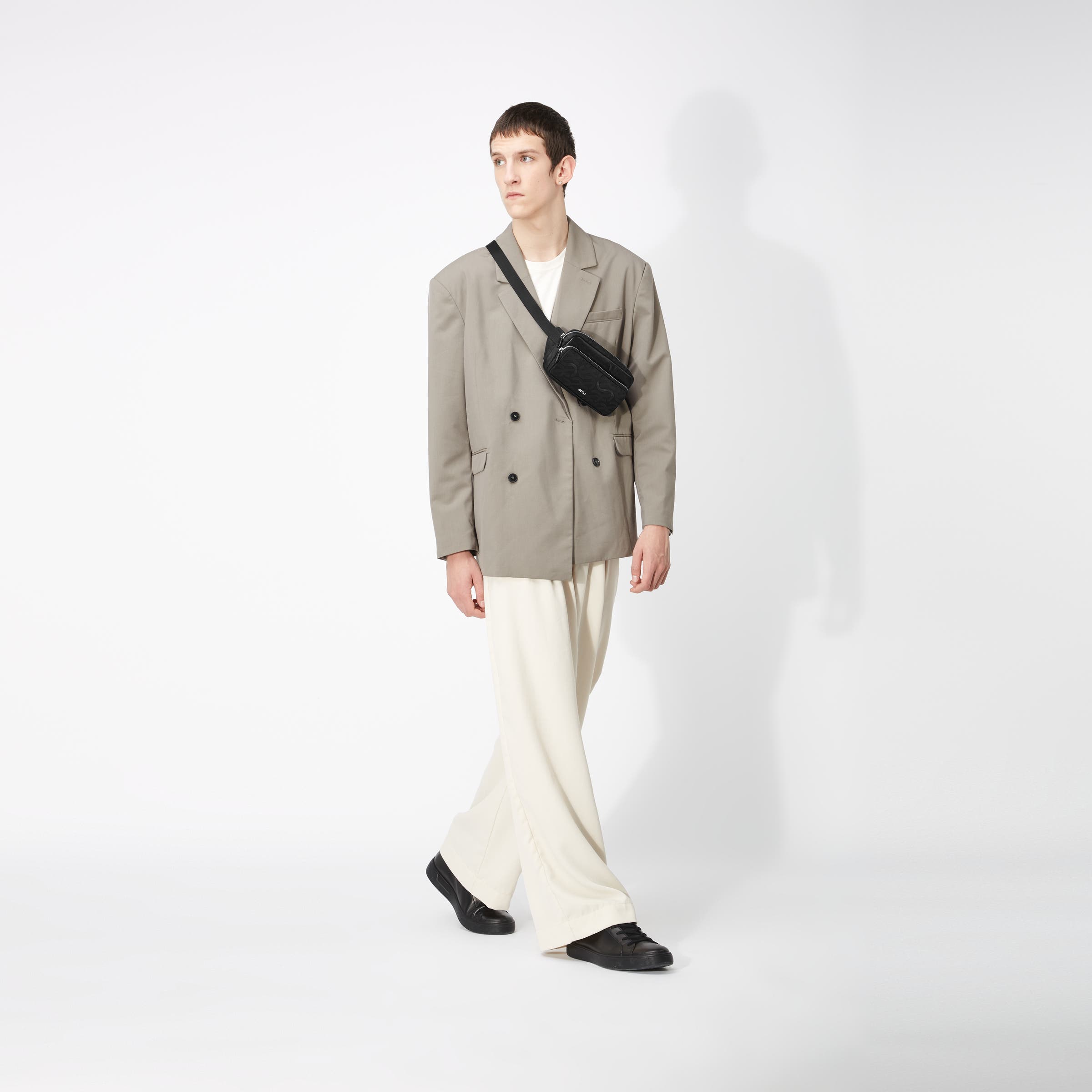 ECCO® Waist Leather Waist Bag - Black - Modelshot-1