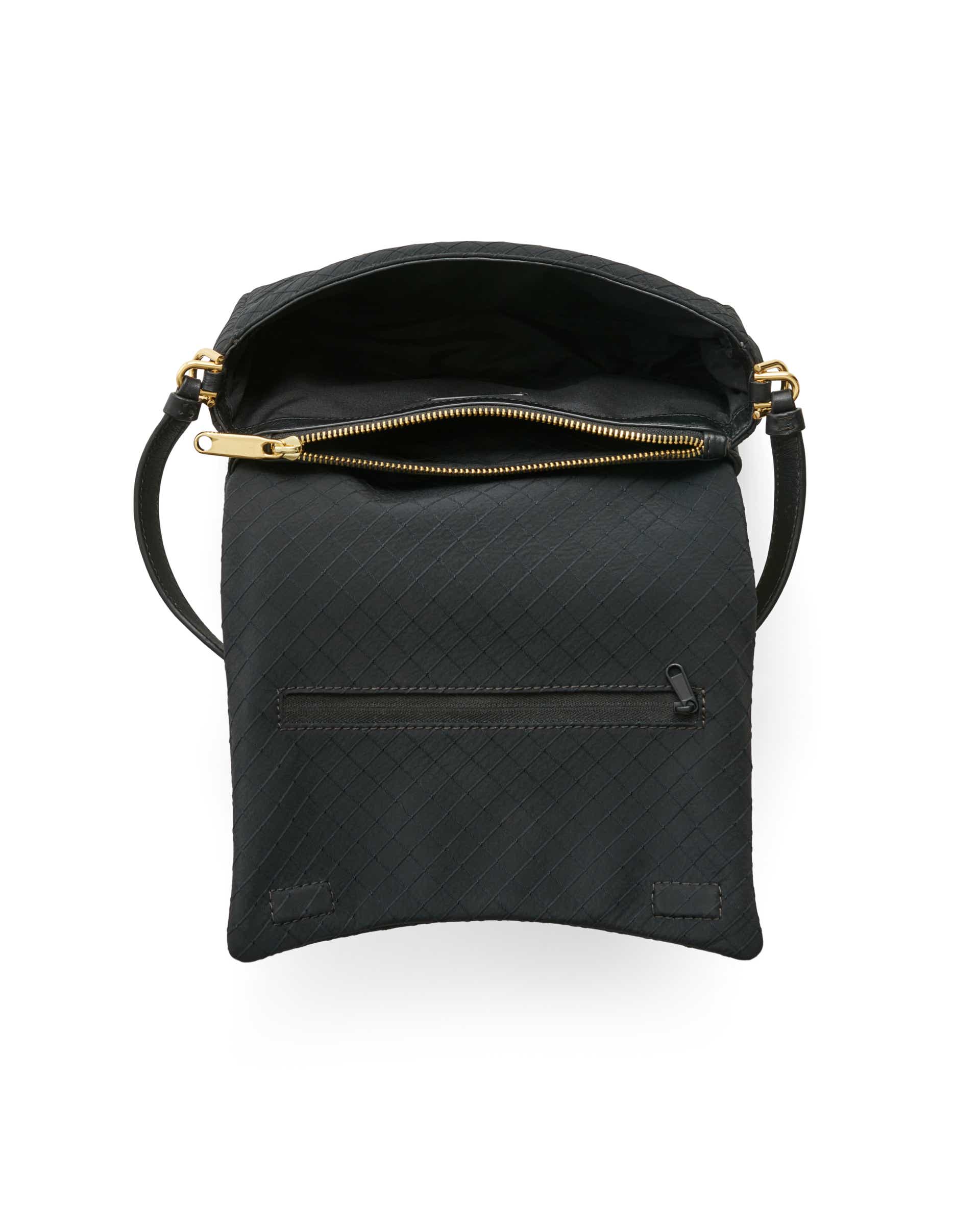 ECCO Pinch Bag L レザークロスボディバッグ - ブラック - Birdeye