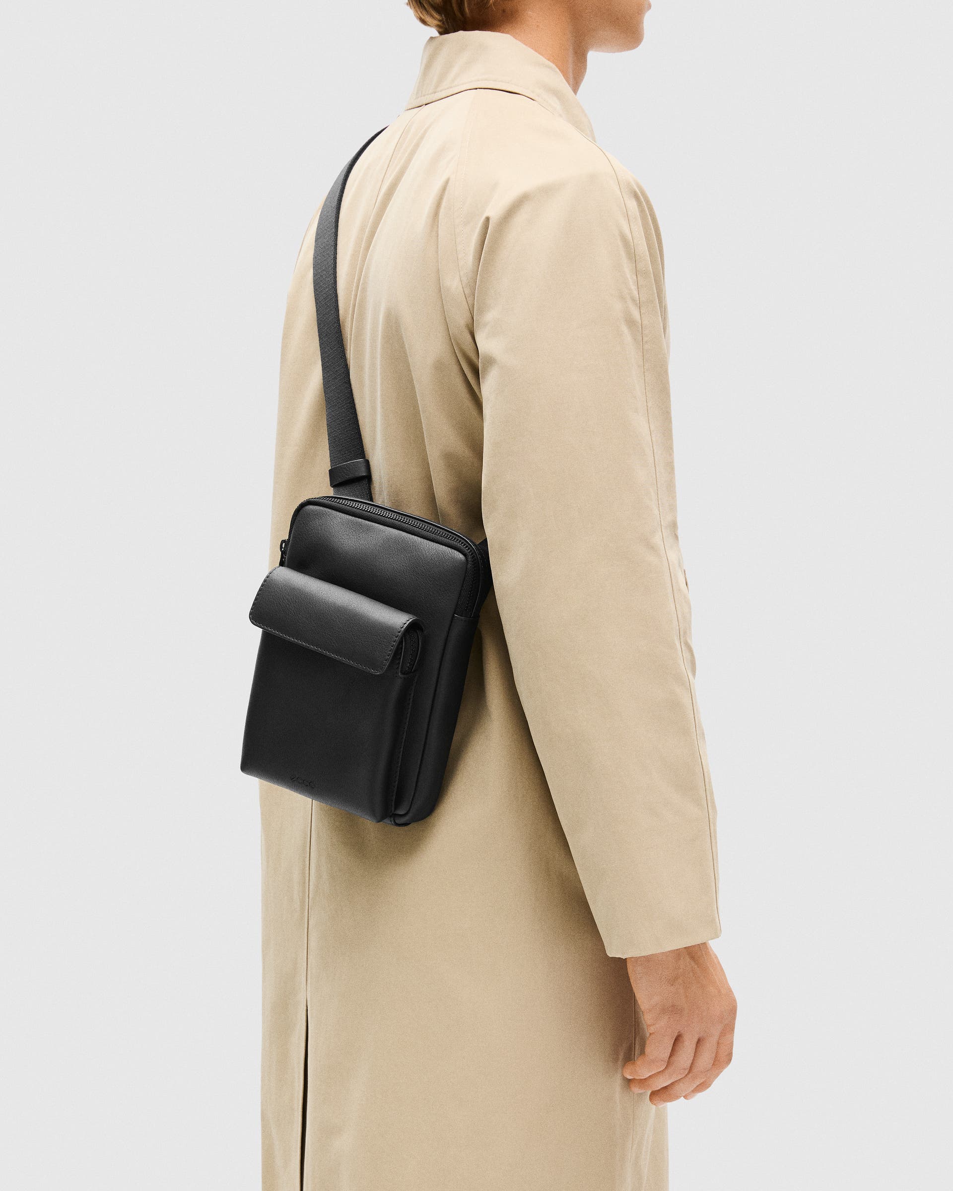 Skórzana torebka przez ramię ECCO® Flat Pouch - Czarny - Lifestyle image-1