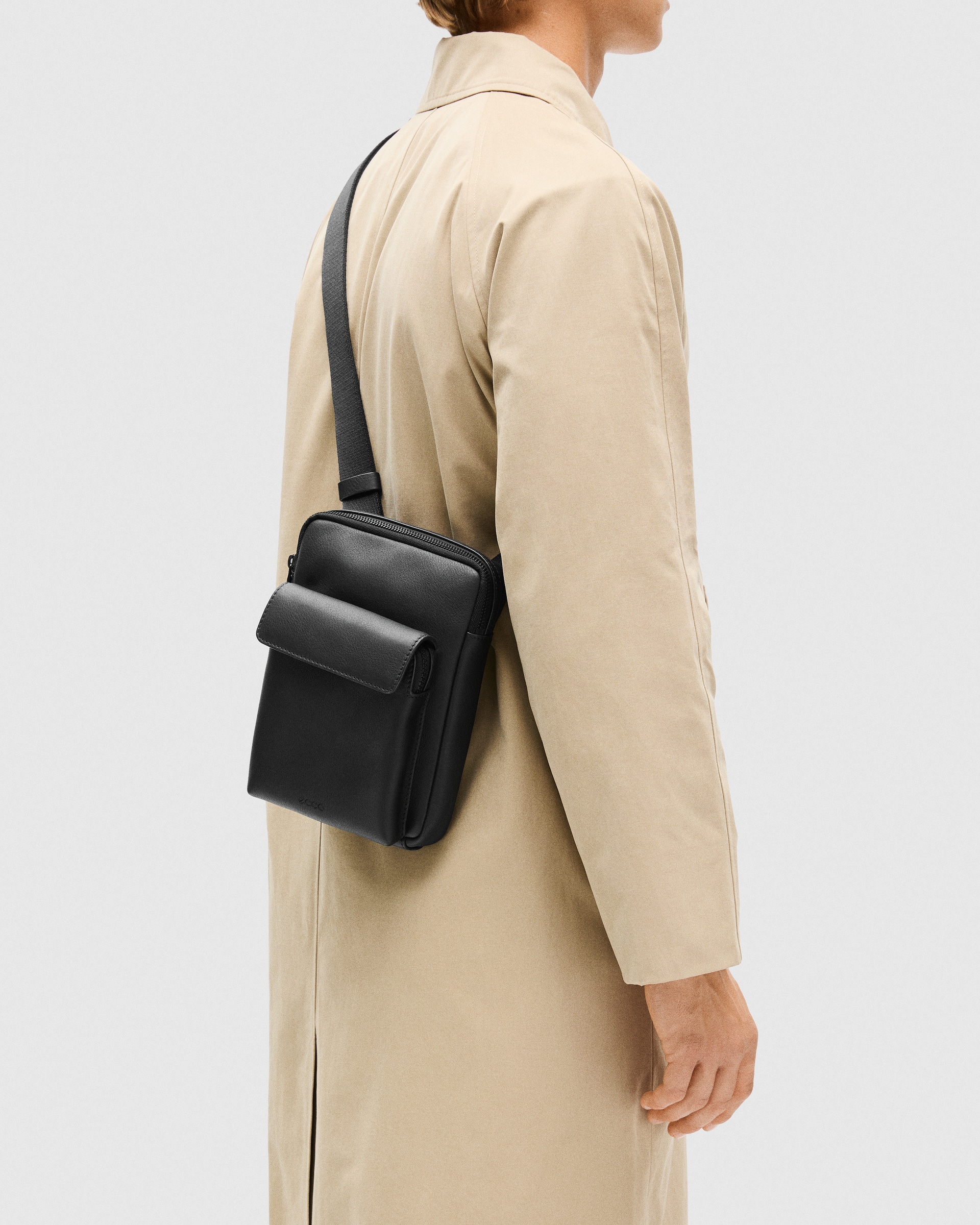 ECCO® Flat Pouch sac bandoulière cuir - Noir - Lifestyle image-1