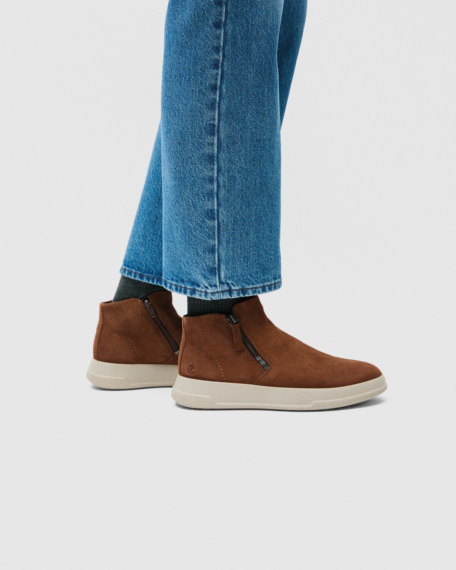 Damskie zamszowe buty ECCO® MOVE - Brązowy - Lifestyle image-1