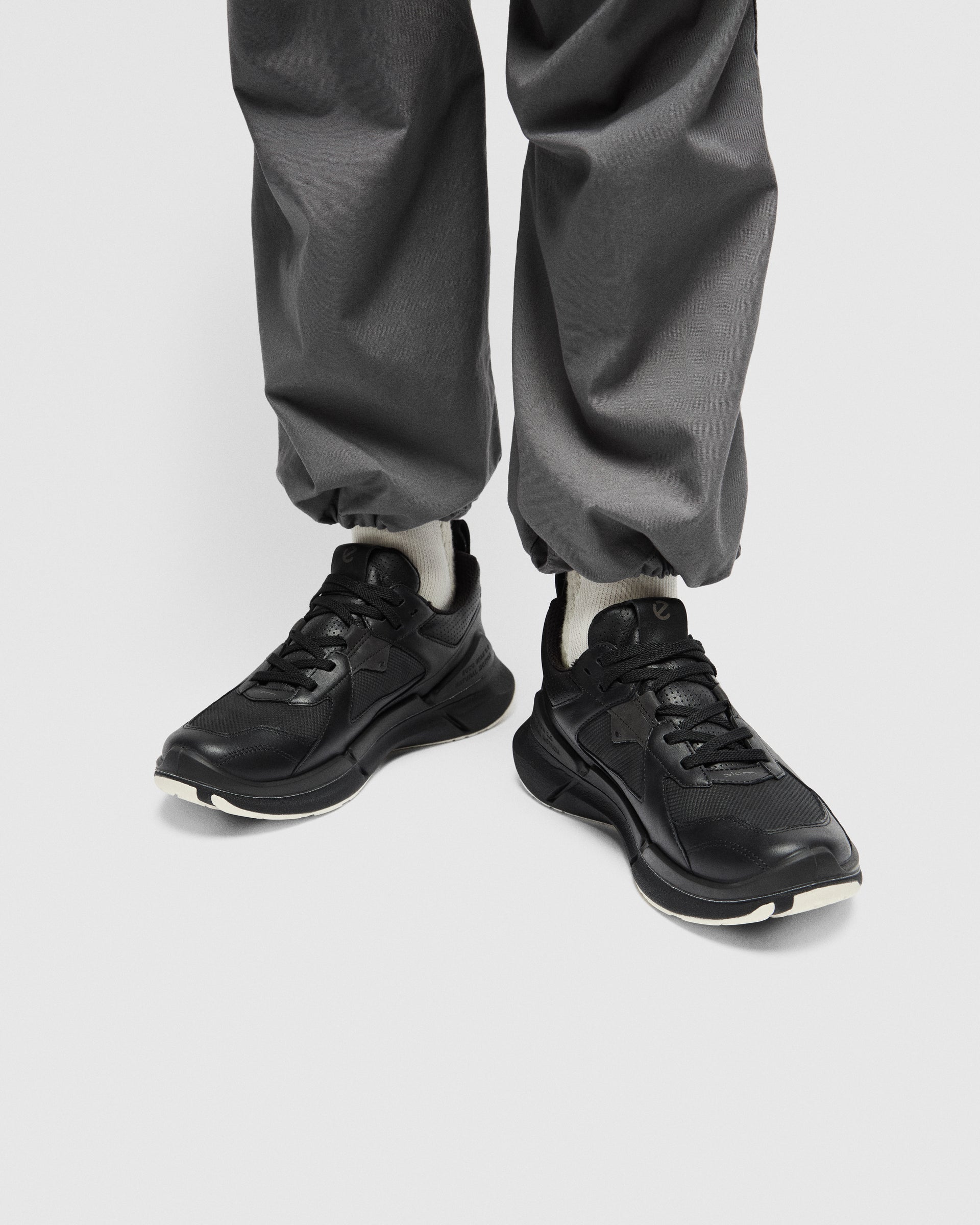 Dámske kožené tenisky Gore-Tex ECCO® Biom 2.2 - Čierna - Lifestyle image-1