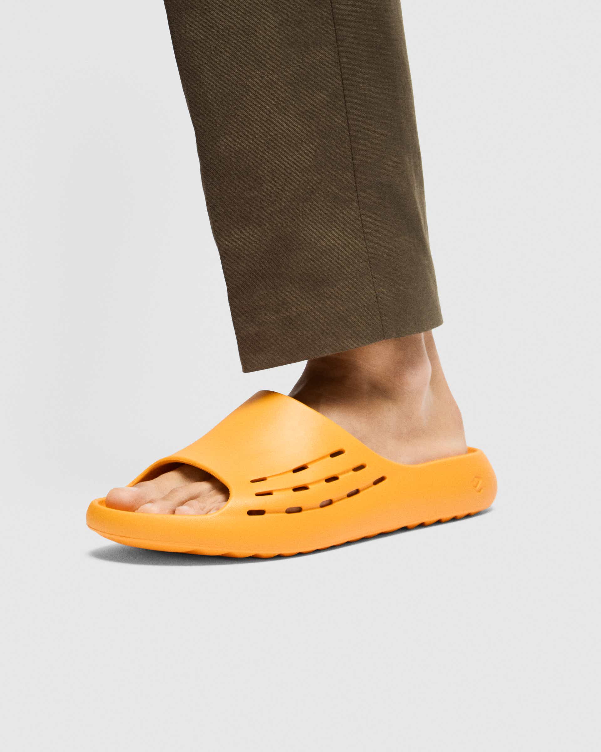 ECCO® Cozmo E sandale unisex - Orange - Lifestyle image-1