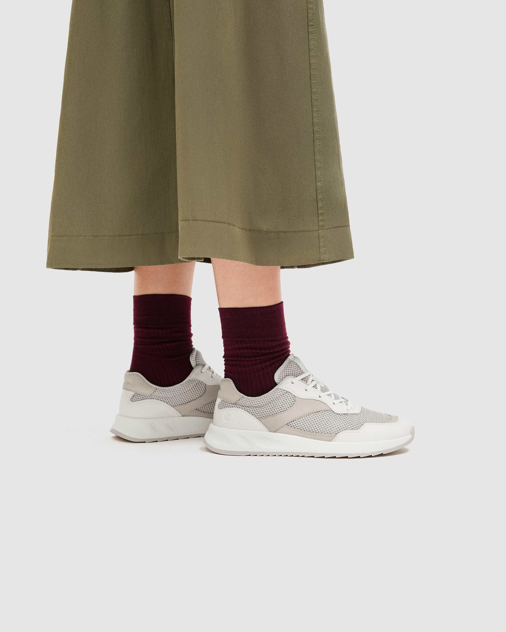 Zapatillas de piel ECCO® OTM para mujer - Beige - Lifestyle image-1
