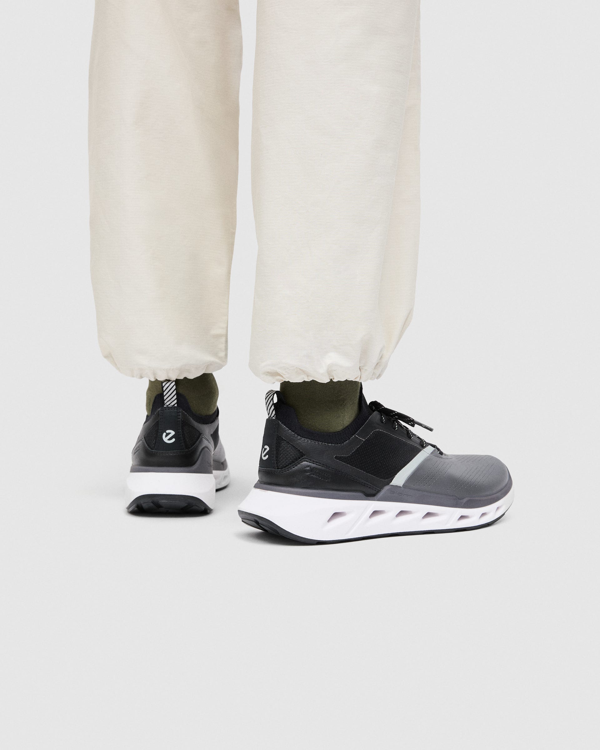 ECCO BIOM 720 MEN メンズ レザーGore-Texスニーカー - ブラック - Lifestyle image-1
