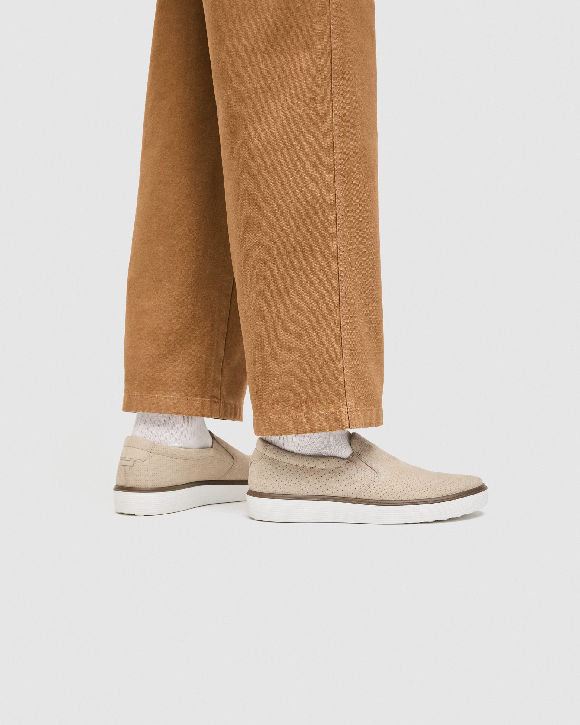 ECCO® SOFT 60 chaussures sans lacet en nubuck pour homme - Gris - Lifestyle image-1