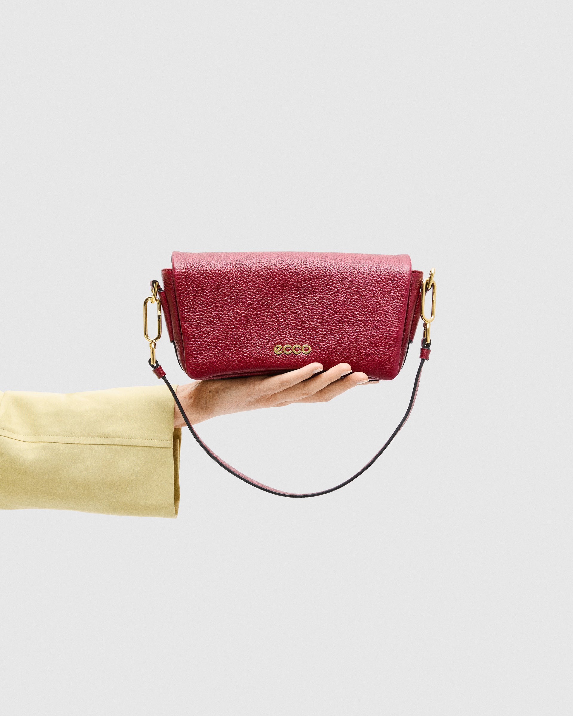 Kožené crossbody kabelka ECCO® Pinch Bag - Červená - Lifestyle image-1