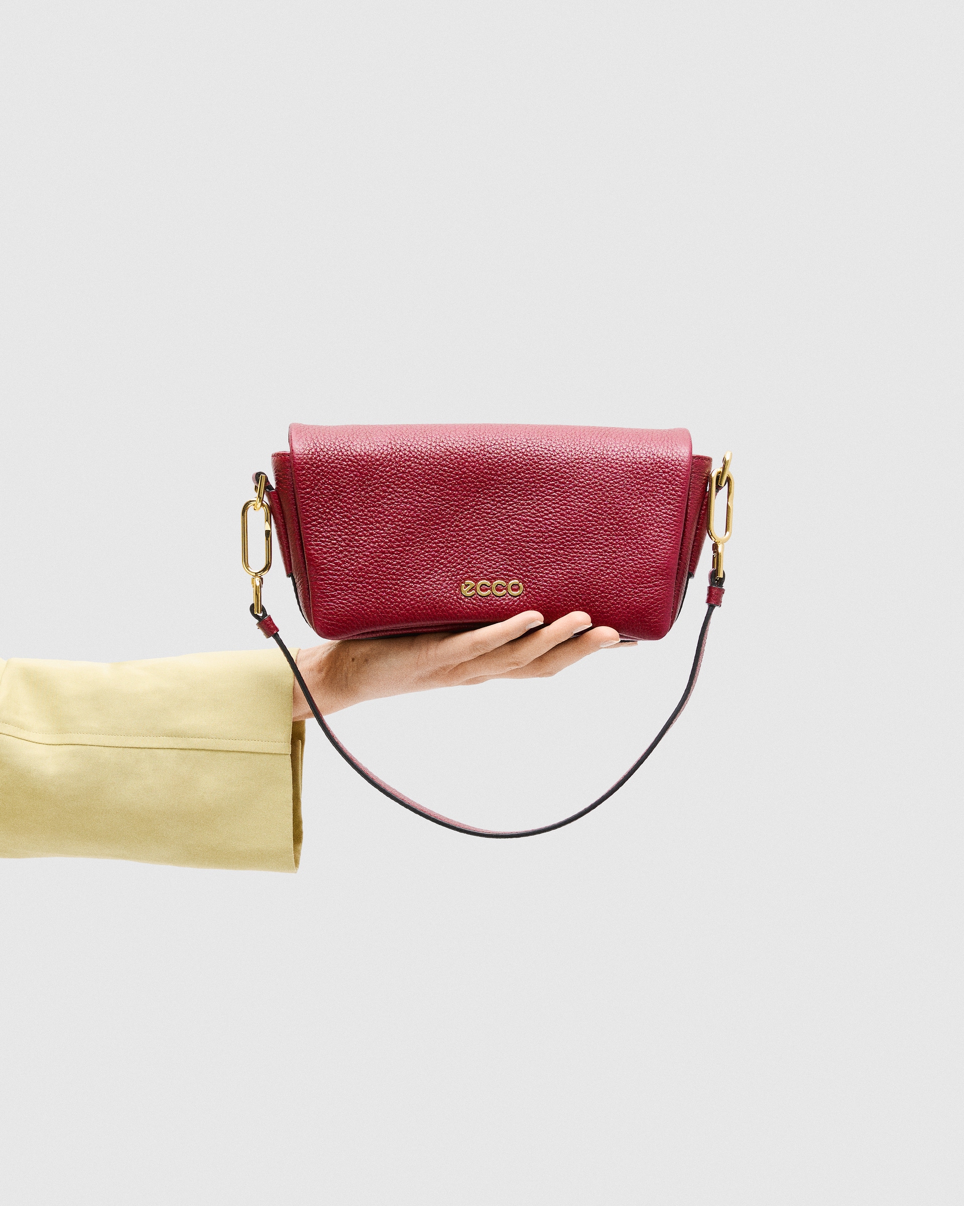 ECCO® Pinch Bag sac bandoulière cuir - Rouge - Lifestyle image-1