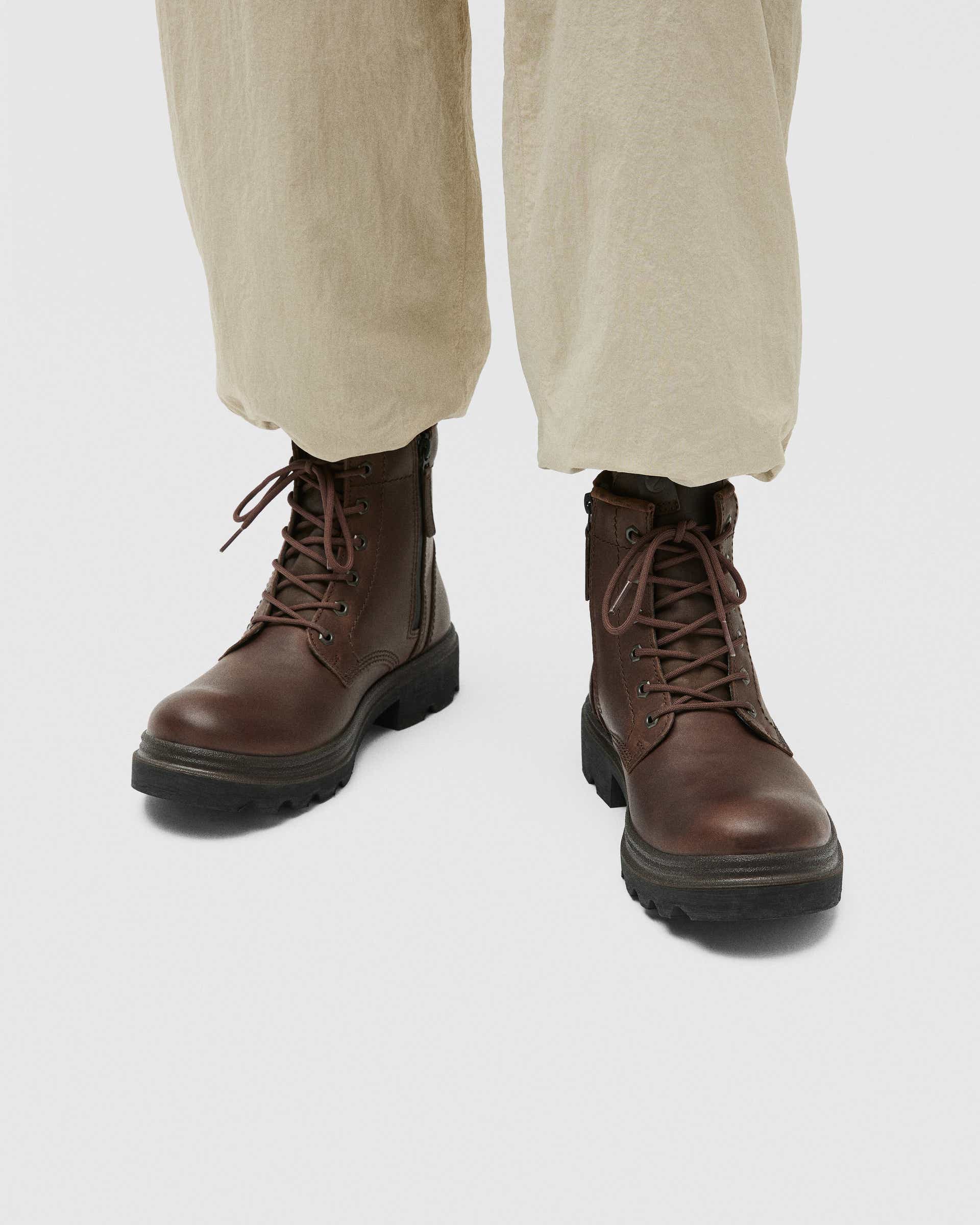 Botas de piel con cordones ECCO® Grainer para hombre - Marrón - Lifestyle image-1