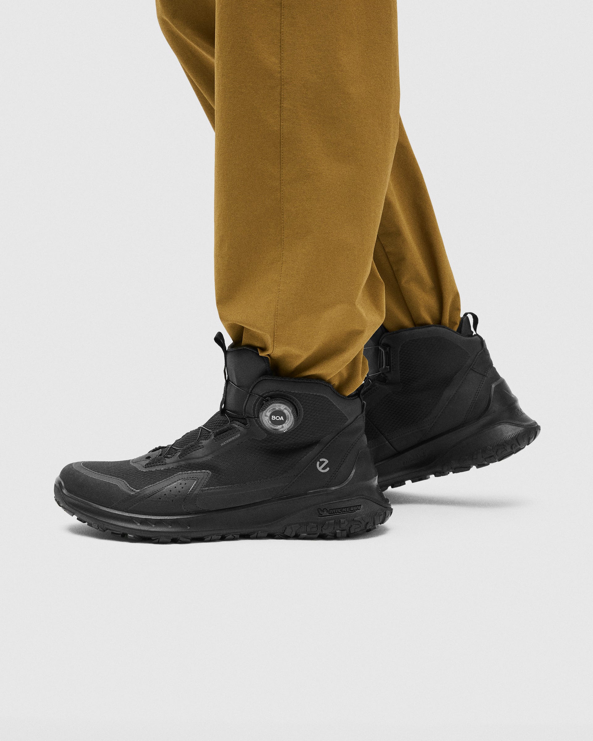 ECCO ULT-TRN M MID-CUT WP BOA - Black - Lifestyle image-1