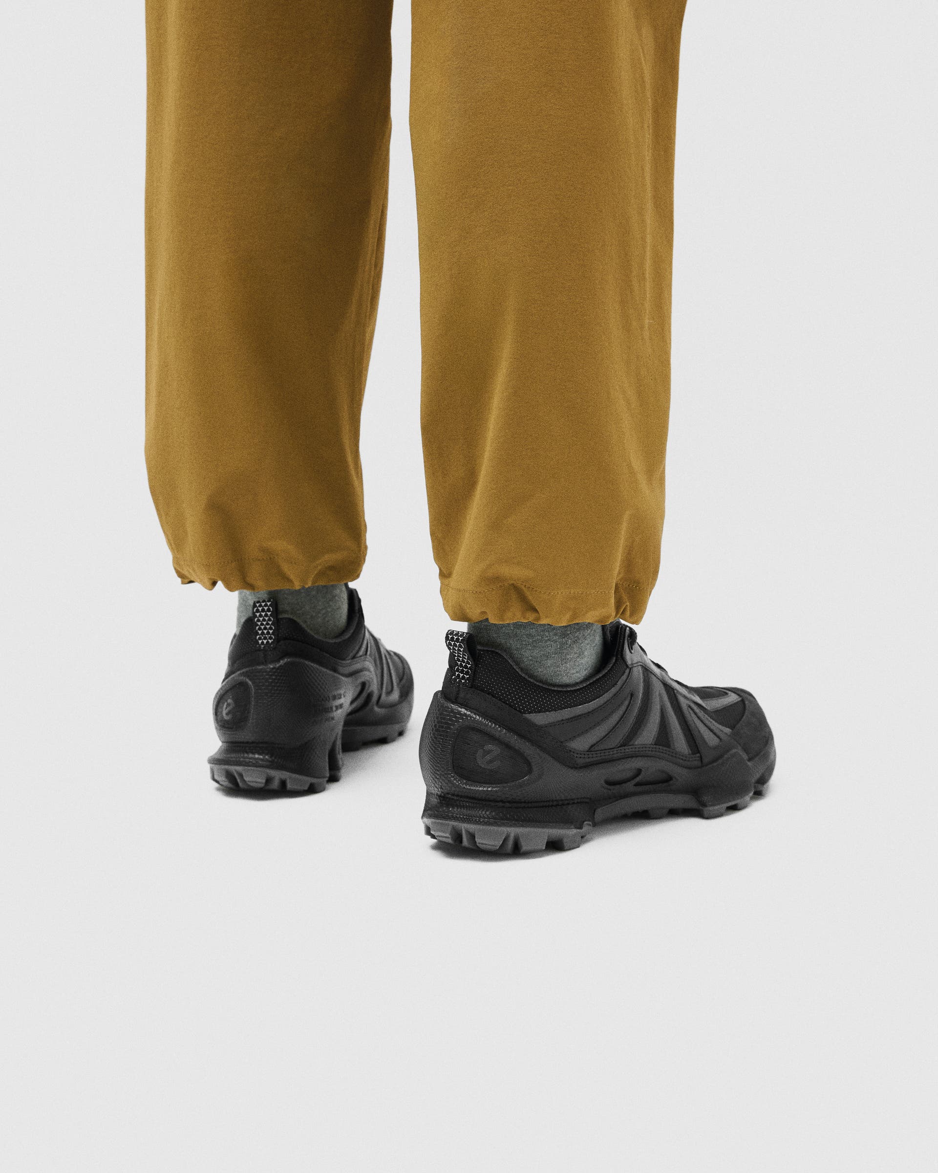 ECCO BIOM C-TRAIL MEN メンズ レザースニーカー - ブラック - Lifestyle image-1