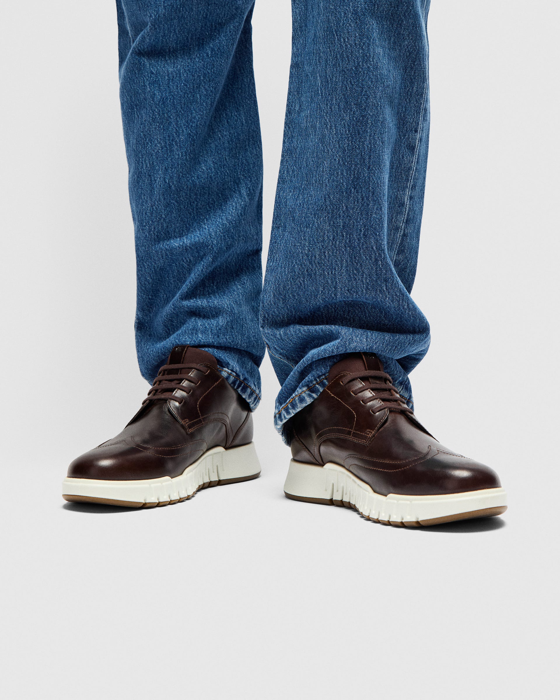 ECCO® Gruuv Studio chaussures sans lacet en cuir pour homme - Marron - Lifestyle image-1