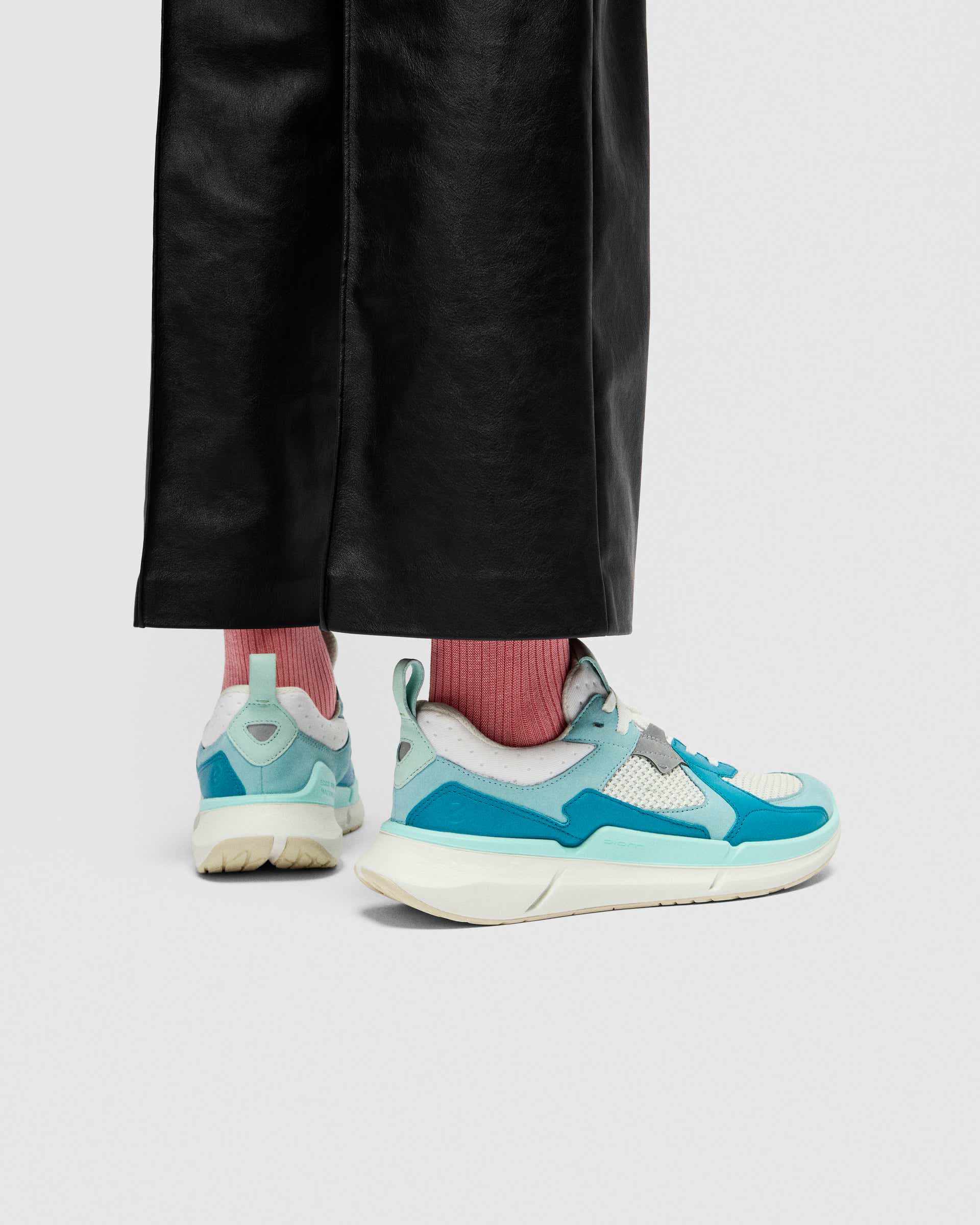 ECCO® BIOM 2.2 baskets en nubuck pour femme - Bleu - Lifestyle image-1
