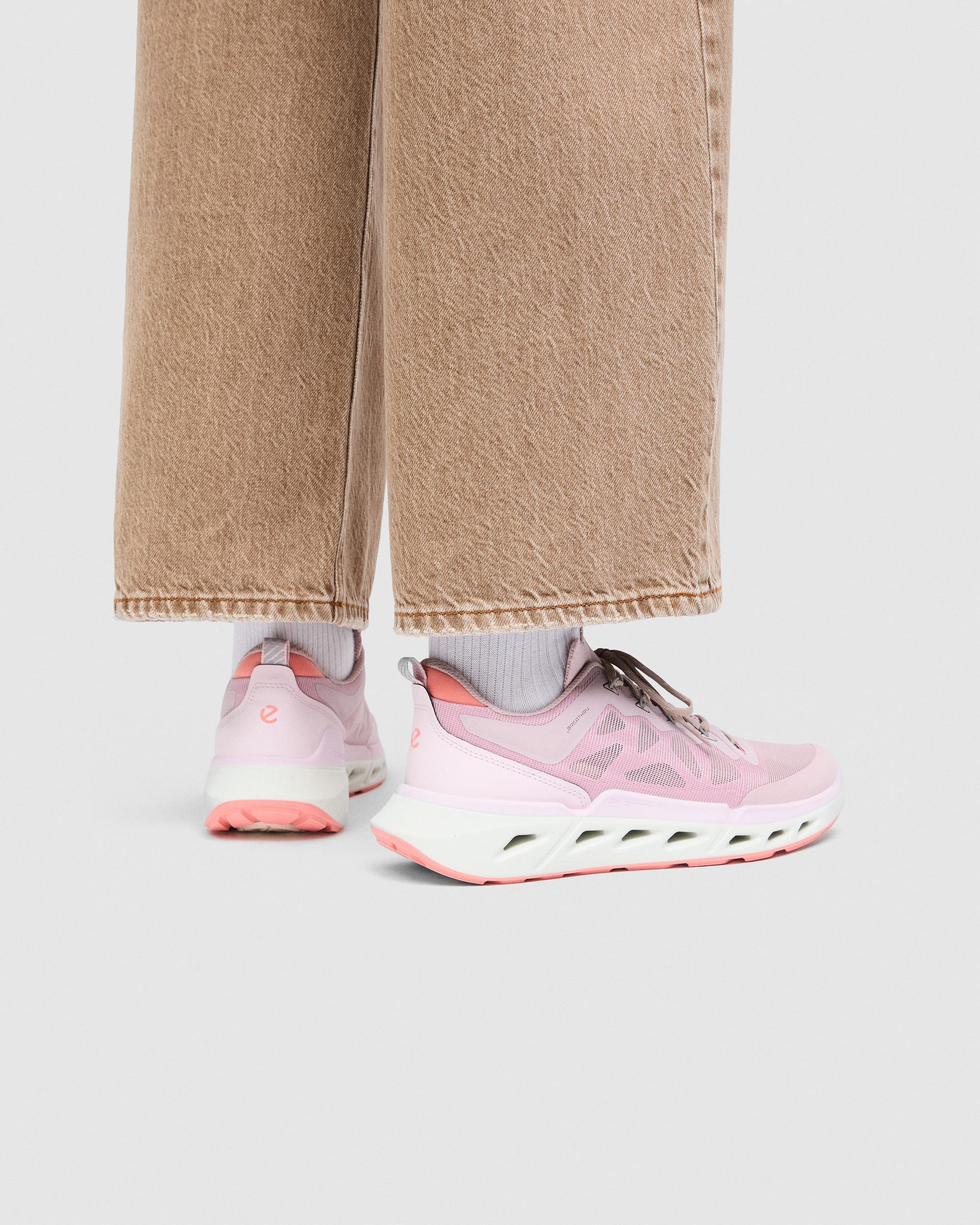 ECCO BIOM 720 WOMEN ウィメンズ スニーカー - ピンク - Lifestyle image-1
