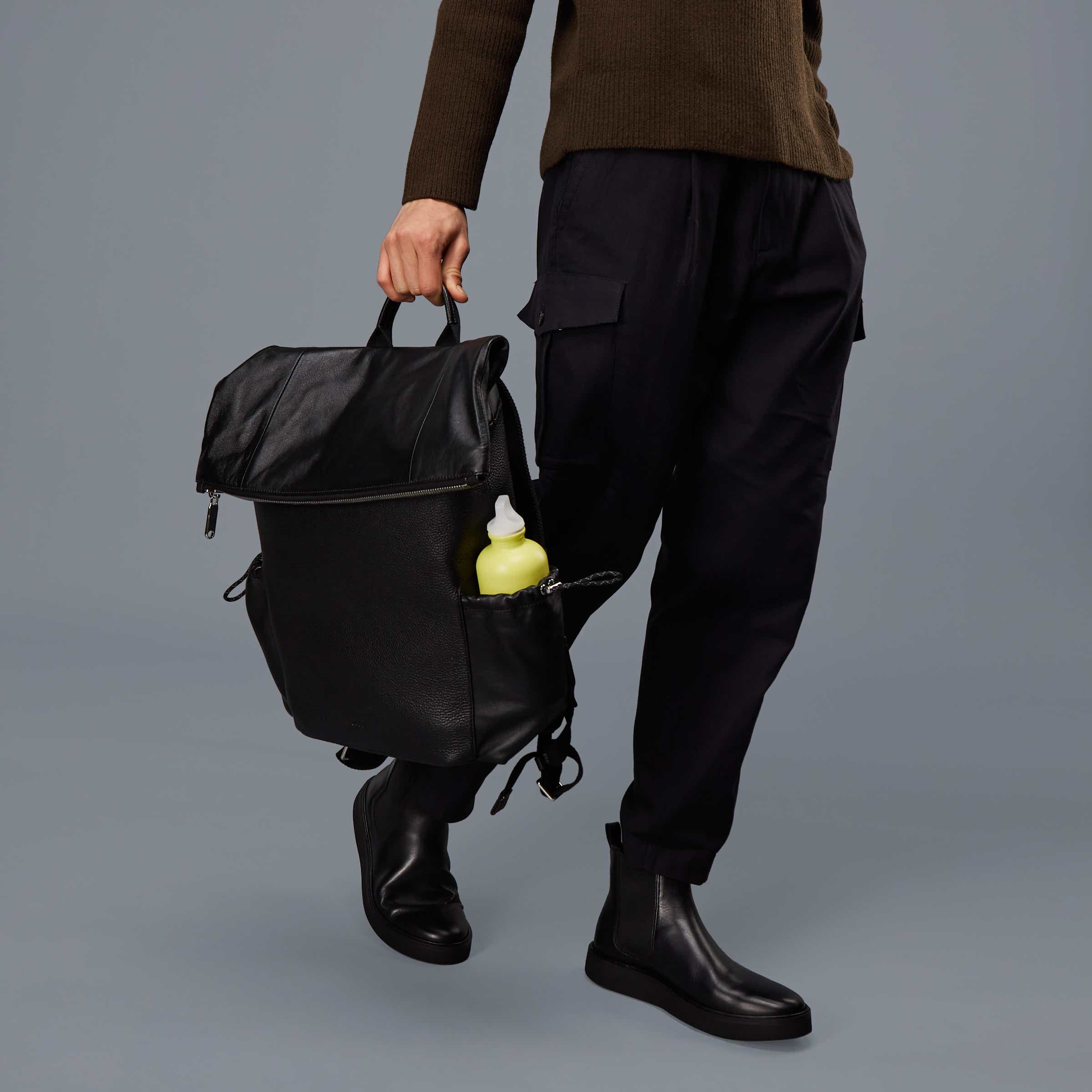 ECCO Textureblock Trapeze Pack レザーバックパック - ブラック - Modelshot-1
