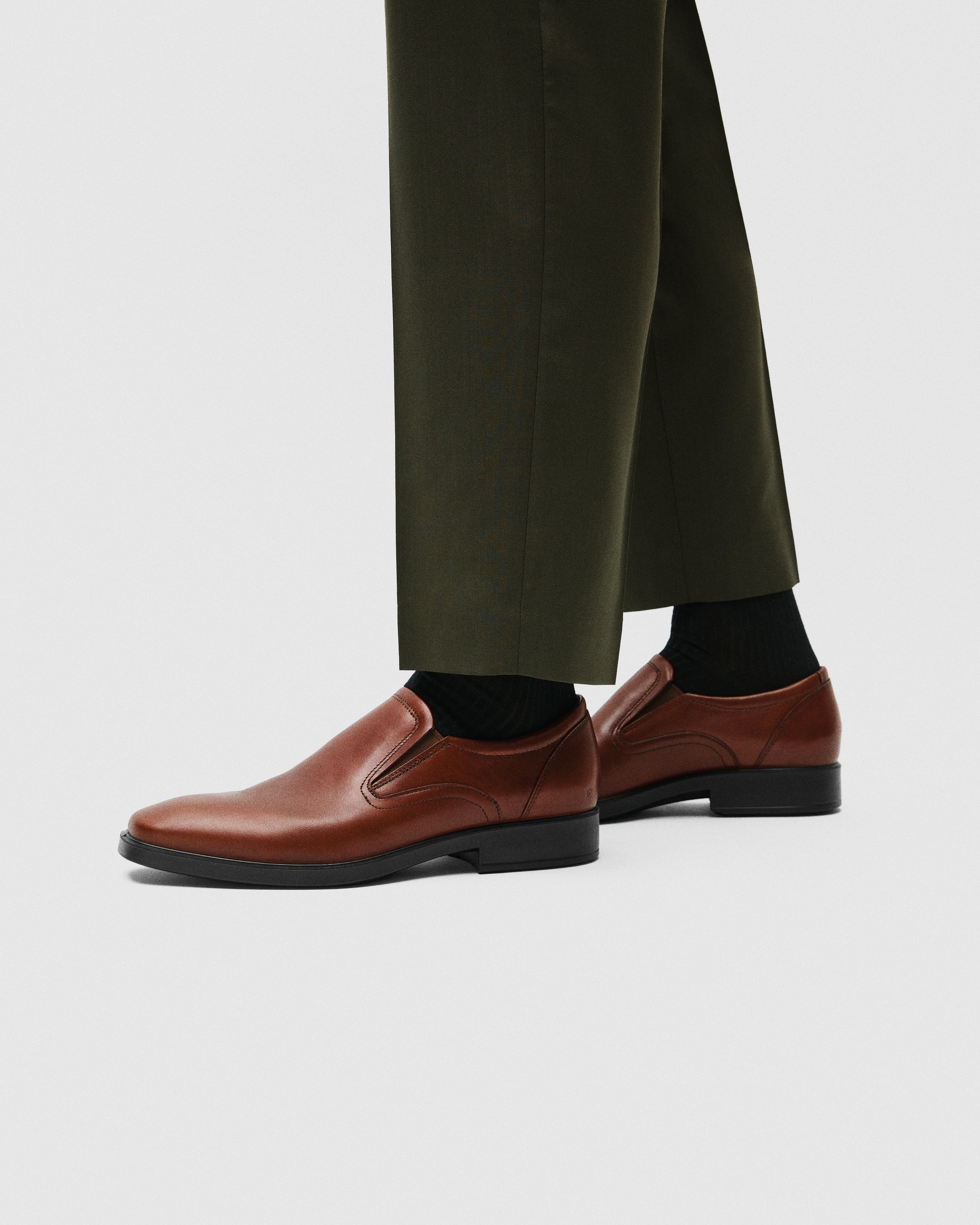 ECCO® Metropole Milan chaussures sans lacet en cuir pour homme - Brun - Lifestyle image-1